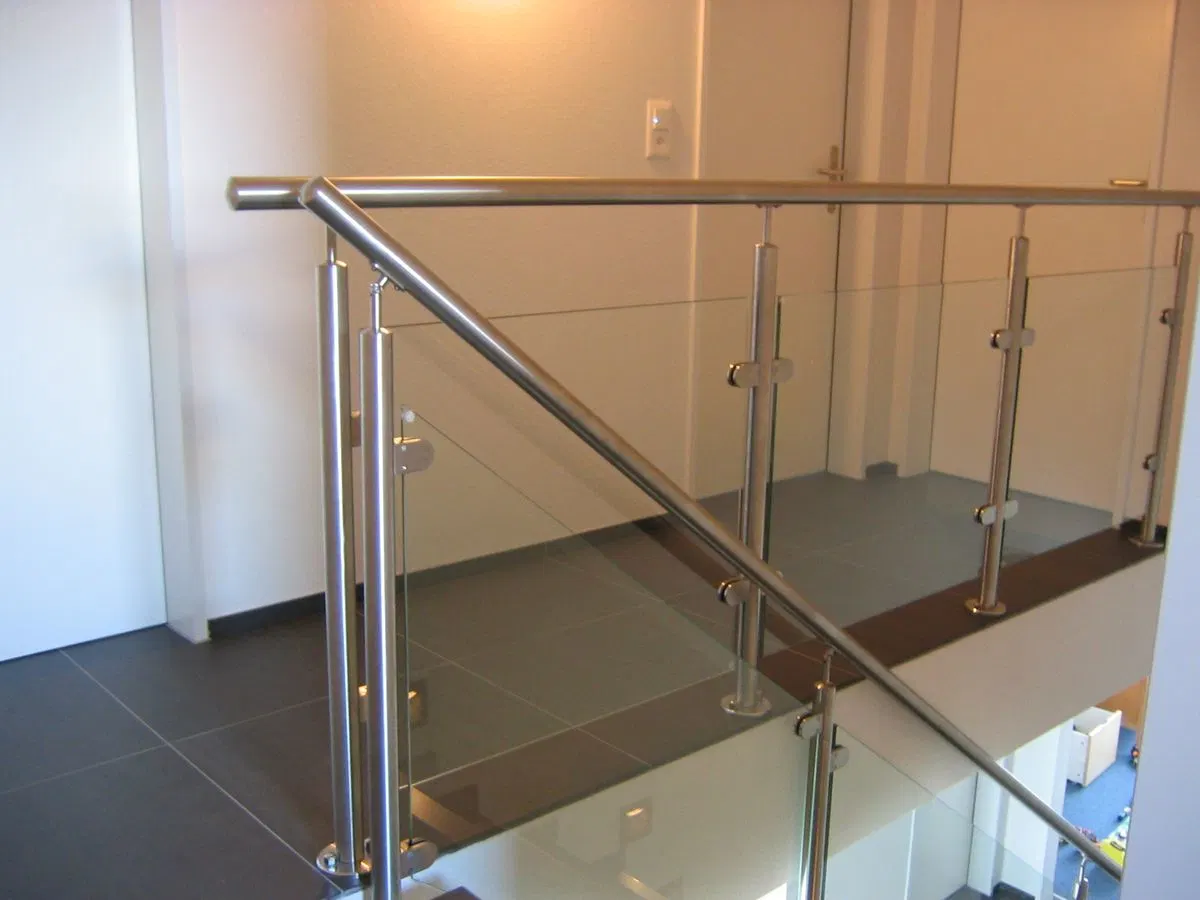 Balcón de acero inoxidable Diseño Baranda Escalera de fijación lateral barandilla barandilla de vidrio