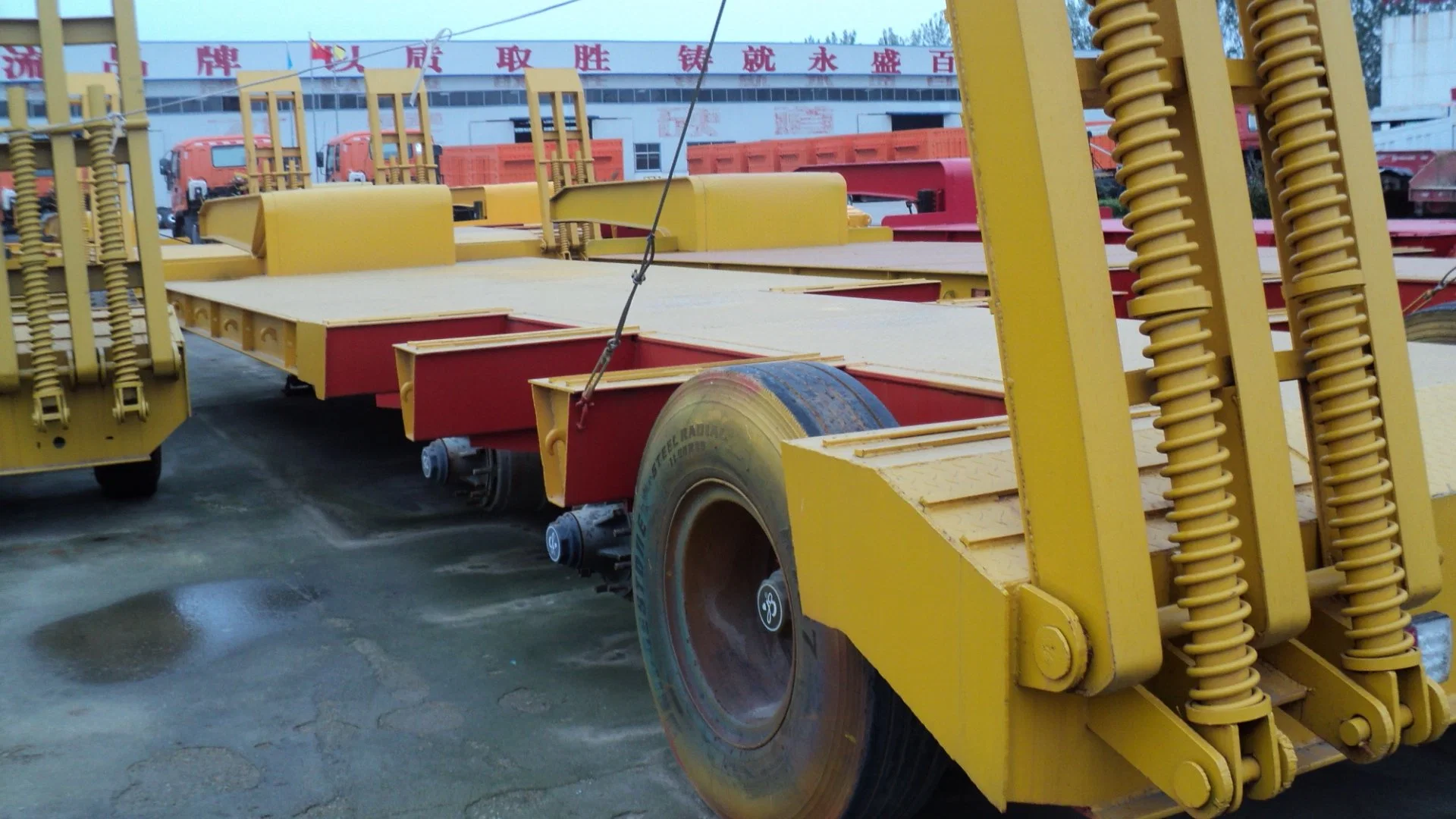 China Famous Low Bed Semi Trailer for Sale 60-80tons Hydraulic Ladder Ramps Low Bed Deck Platform Trucks Trailer