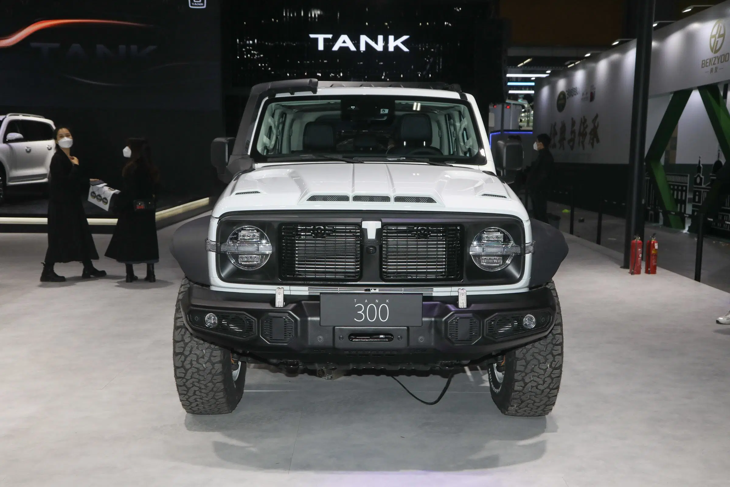 Chinese Brand Tank 300 500 Jeep Car 8 Speed 227HP 5 Seat Gasoline SUV Tank 300 Car 4WD SUV Cool Car Made in China