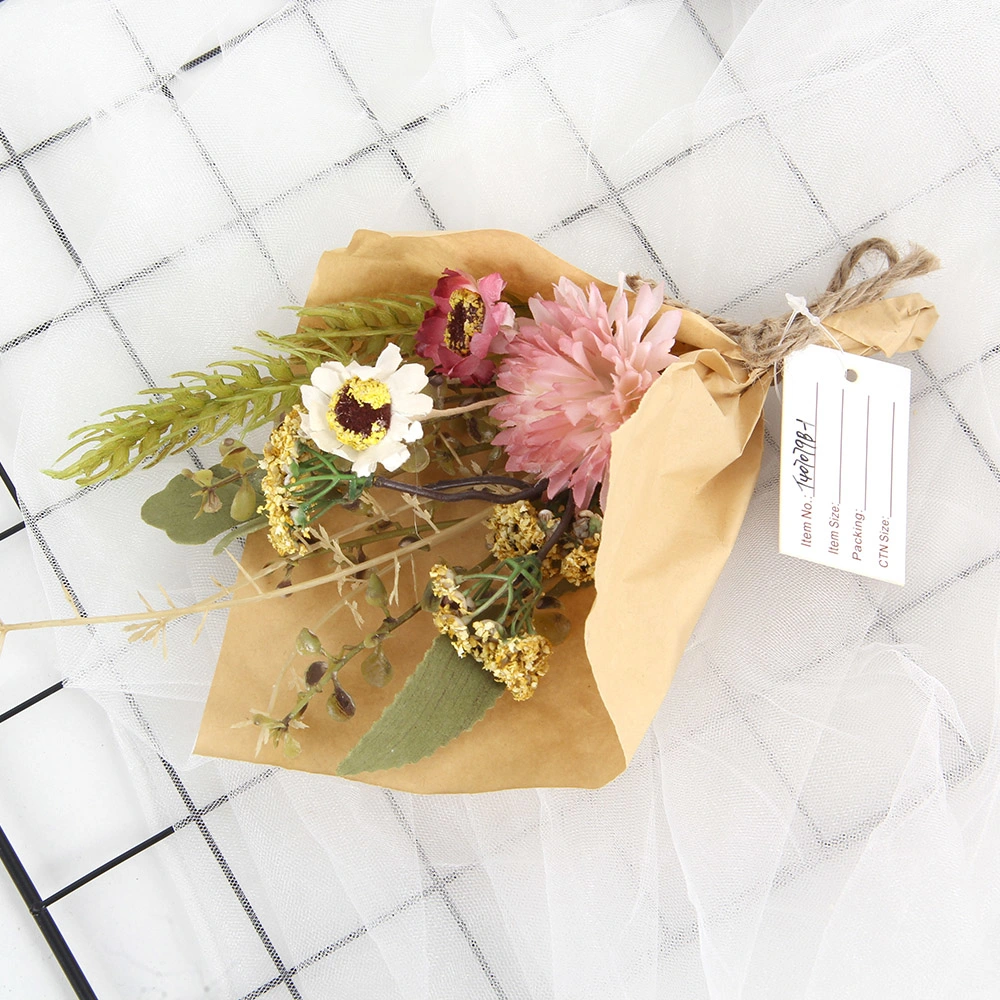 Fleurs sauvages artificielles pour la décoration de printemps et d'été, enveloppées dans du papier kraft.