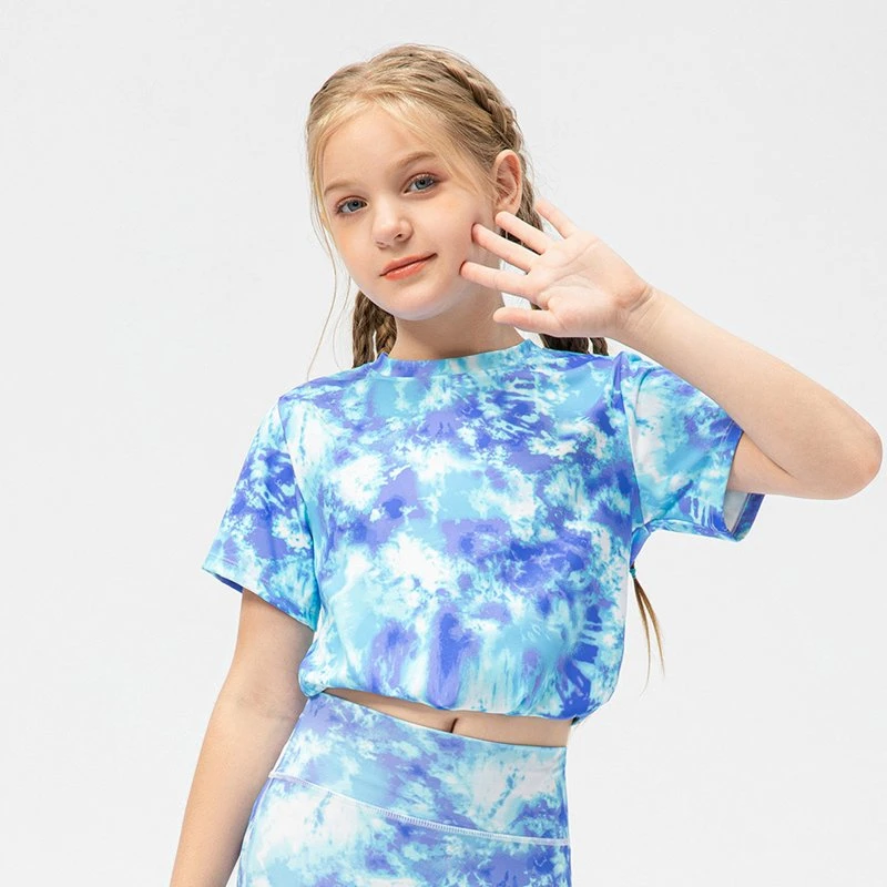 Ensembles de vêtements pour jeunes filles colorés et à motifs : haut court à manches courtes à encolure ras du cou et capris athlétiques à motif tie-dye. Tenues de sport pour enfants en deux pièces : survêtements.