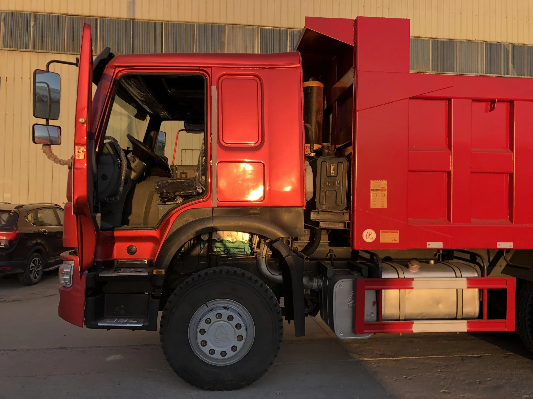 Sinotruck HOWO usado Caminhão Basculante 371HP 35 Ton Capecity de carregamento de caminhões de Mineração Tipping Truck 10 pneus dianteiro 6X4 para o mercado africano