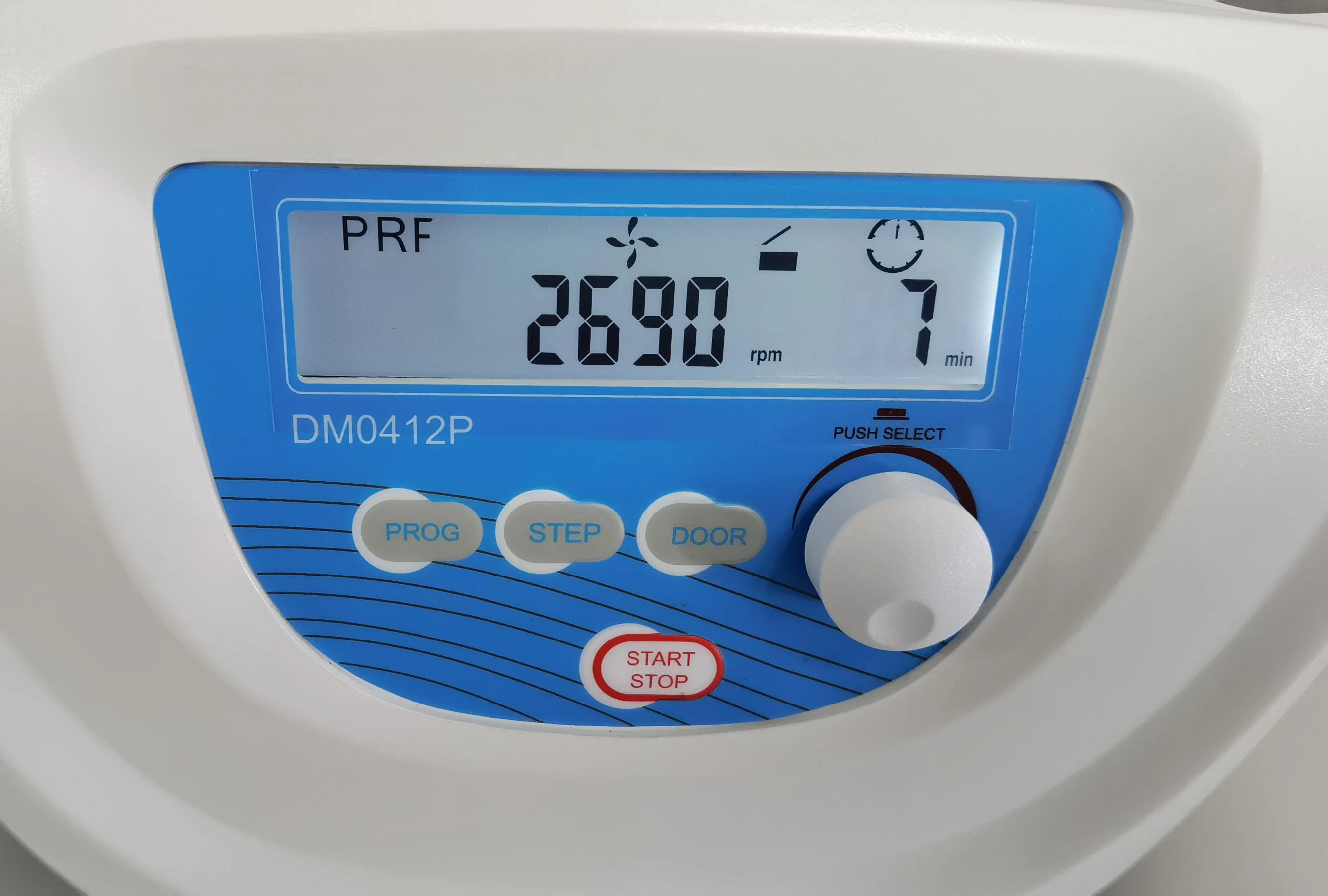 Hochwertige Labor 4500rpm Mehrzweck-PRP-Zentrifuge China Automatic Portable PCR-Zentrifuge mit LCD-Display für Lab Dm0412p