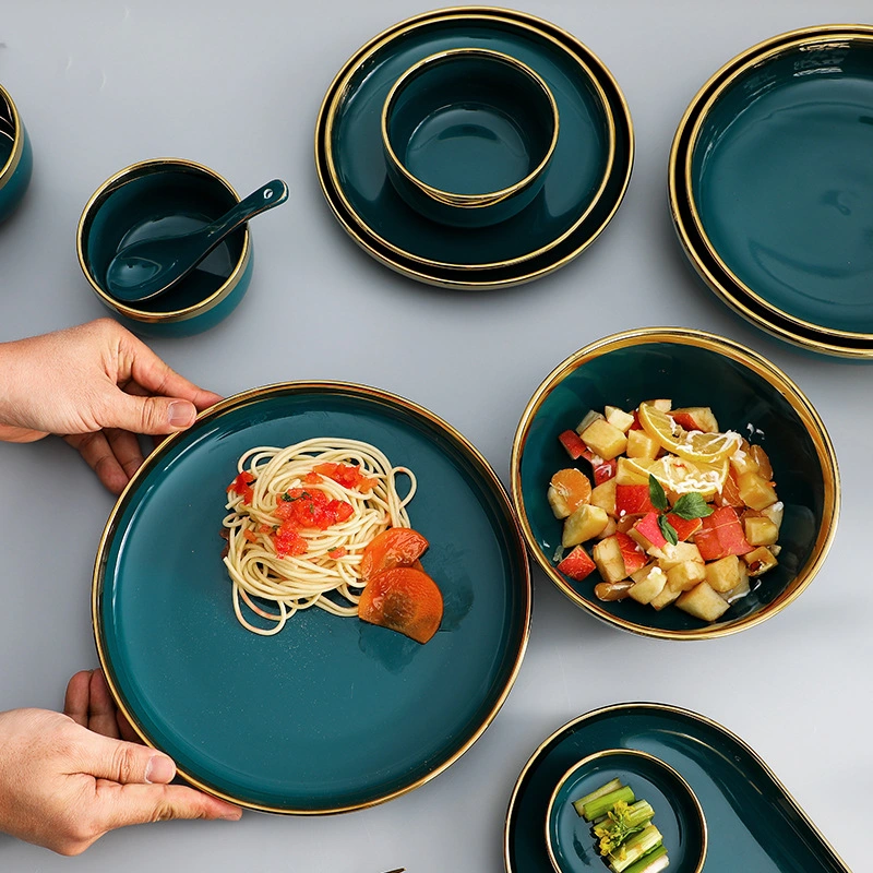 Service de vaisselle en céramique de style nordique de luxe avec assiettes en porcelaine dorée.