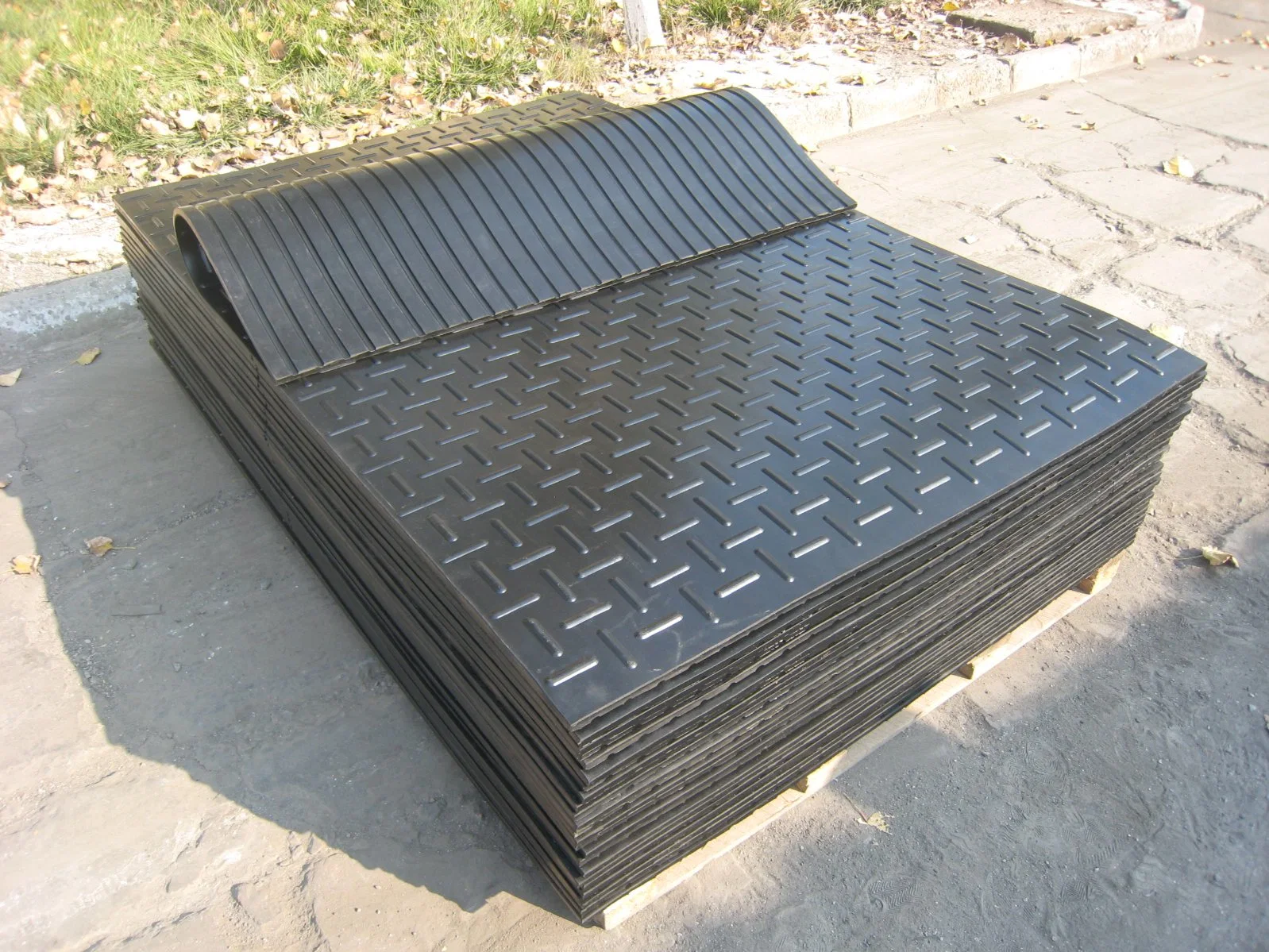 Interlocking Heavy Duty Rubber Stable Mat 4X6FT Back with Groove Rubber Mat