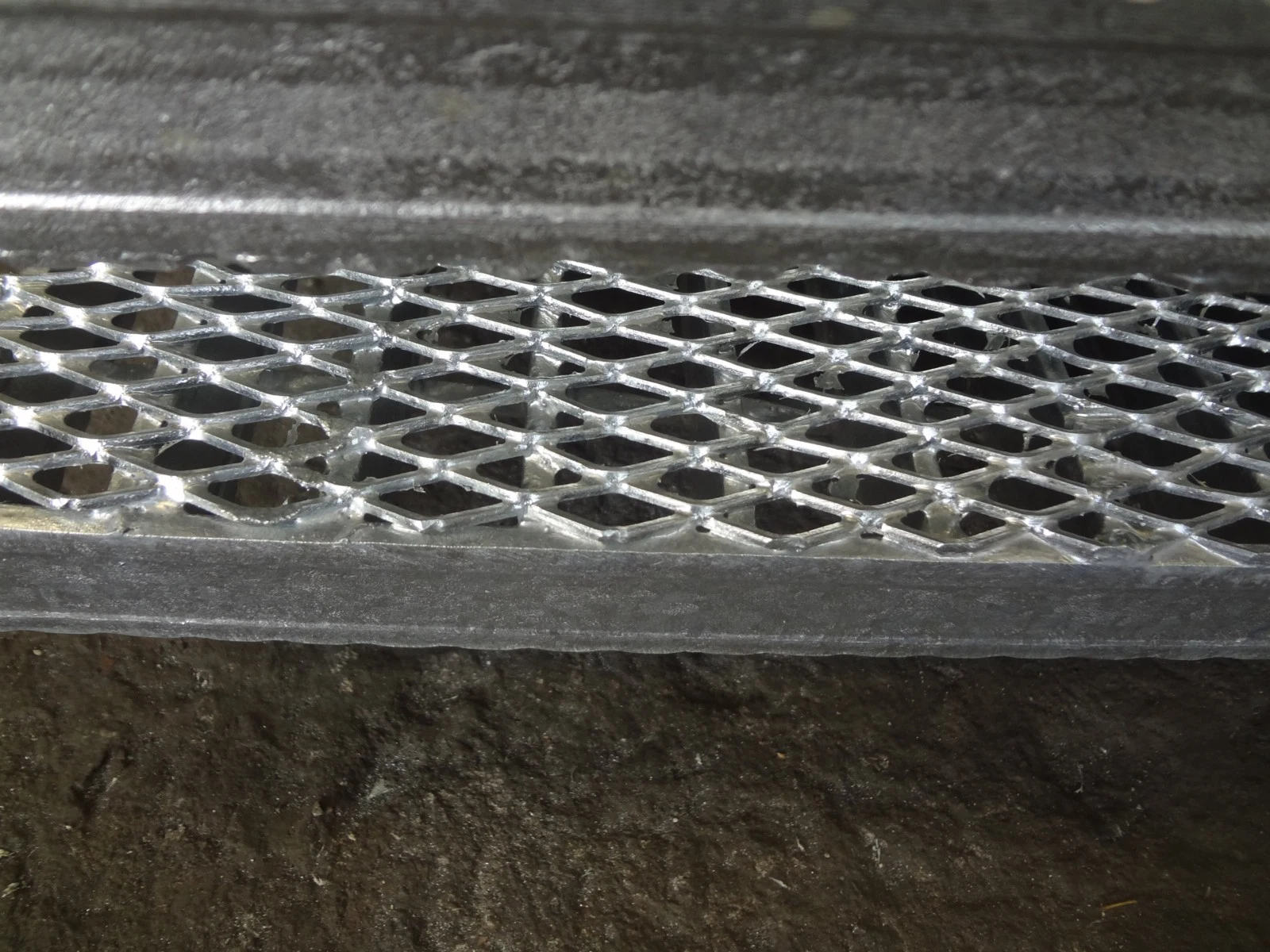 Hot Dipped Galvanized Outdoor Steel Grating Stair Step Treads Walkway