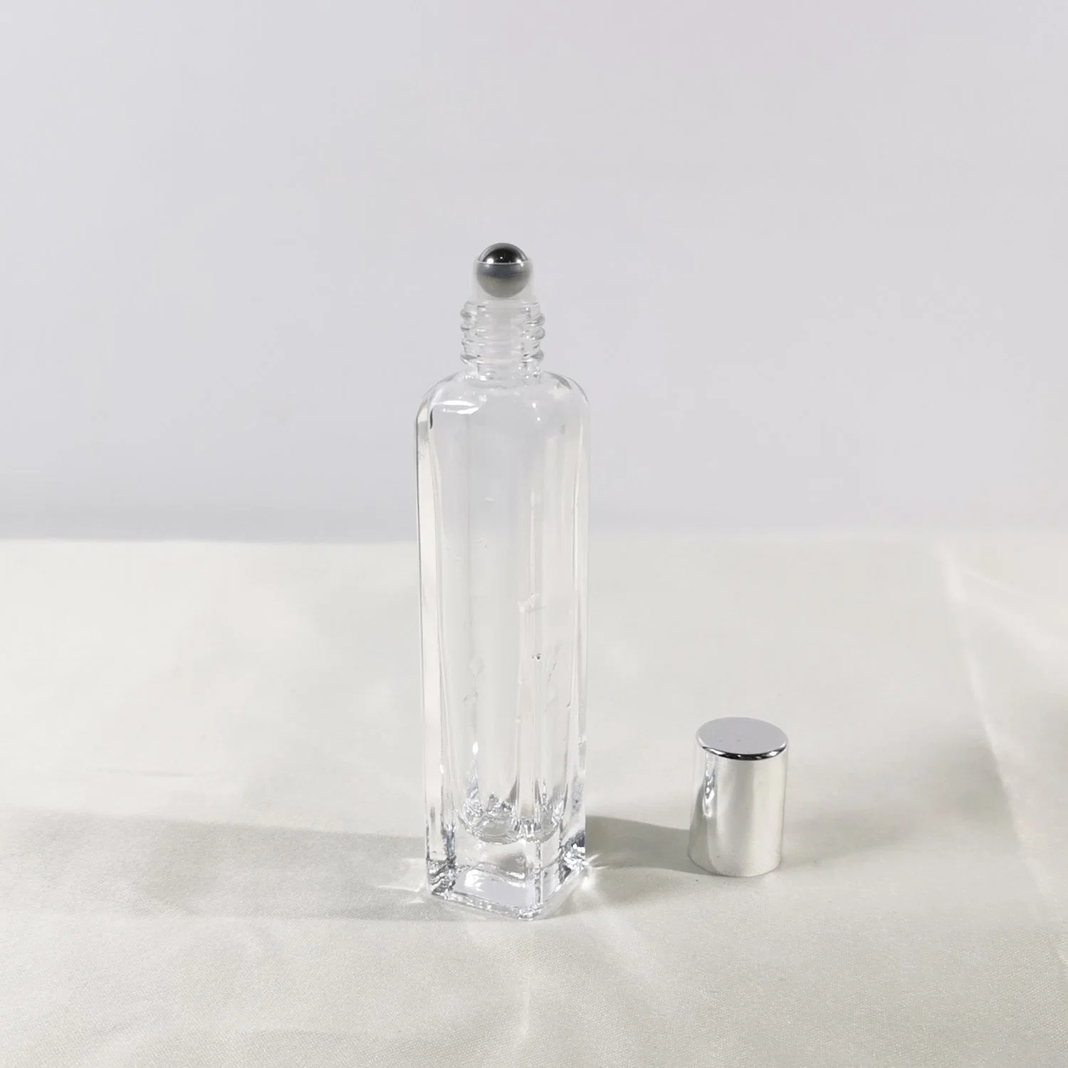 Leere quadratische Glasrolle auf Flasche mit Edelstahl Rollenkugel