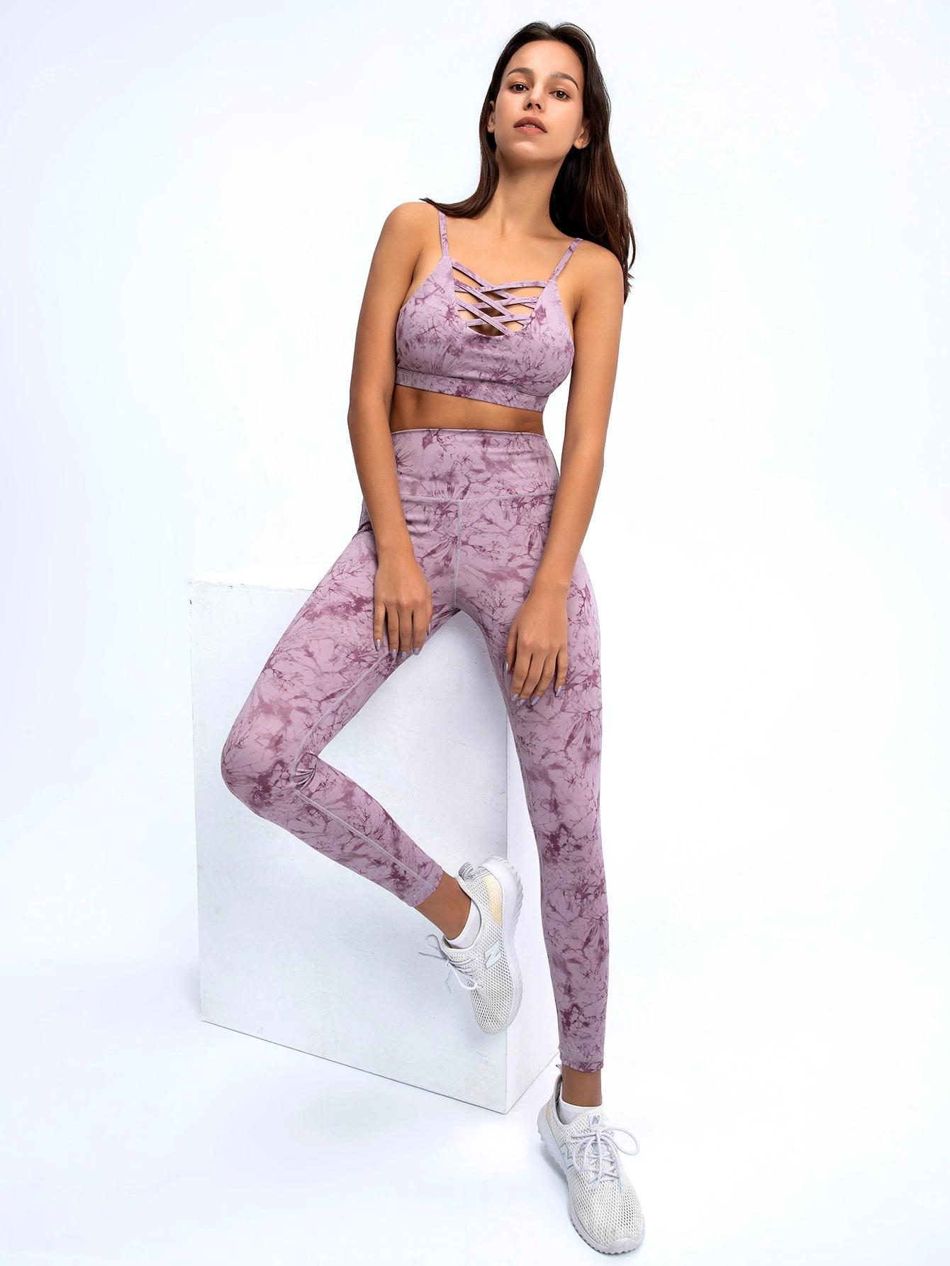 Vêtements de fitness sexy en gros de Chine, tenue de yoga, vêtements de sport athleisure, ensemble de yoga pour femmes avec bandeau et motif tie-dye pour la salle de sport et les séances de yoga.