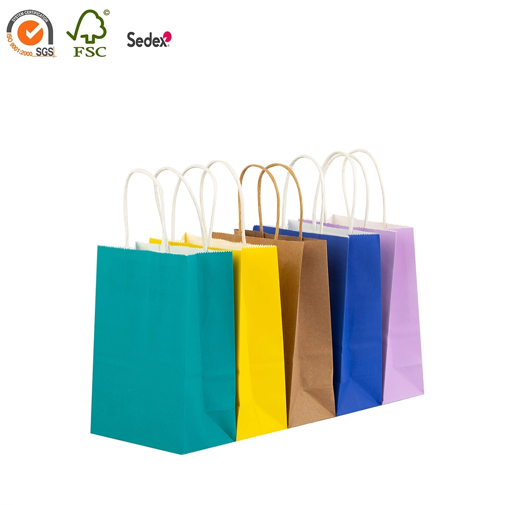 Sac cadeau en papier kraft blanc imprimé personnalisé avec logo recyclable.