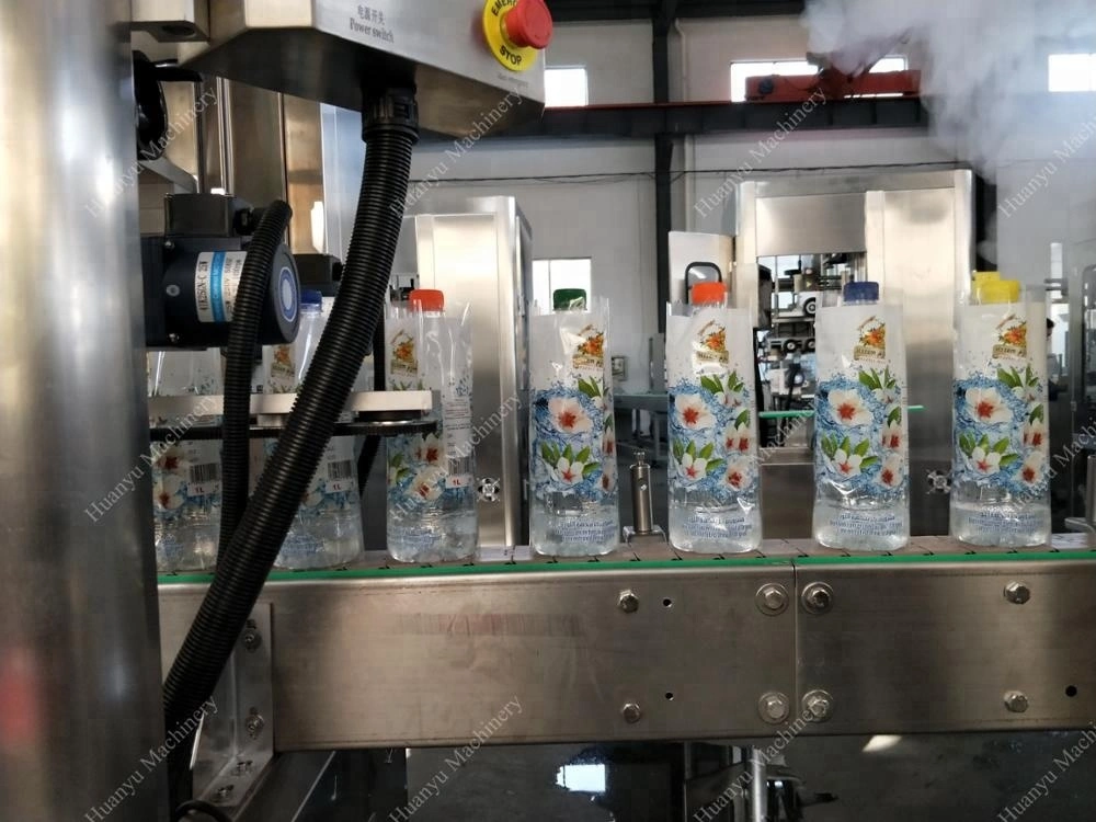 Machine automatique d'étiquetage rétractable à grande vitesse pour bouteilles en PET.