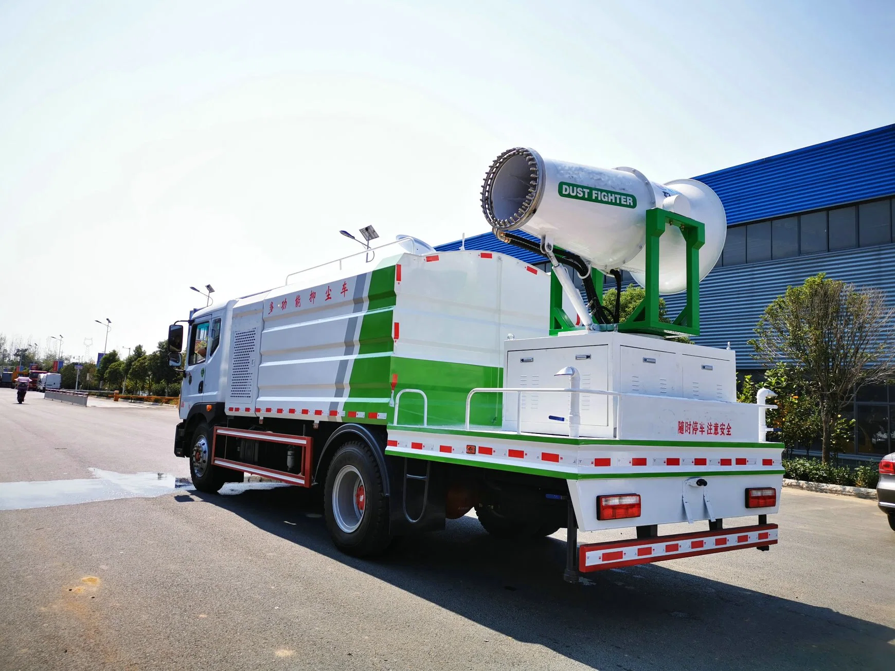 Dongfeng petit 5000litres pulvérisateur de suppression de poussière 20m 30m 40m du chariot de désinfection avec télécommande Air-Feed pulvérisateur pour les virus