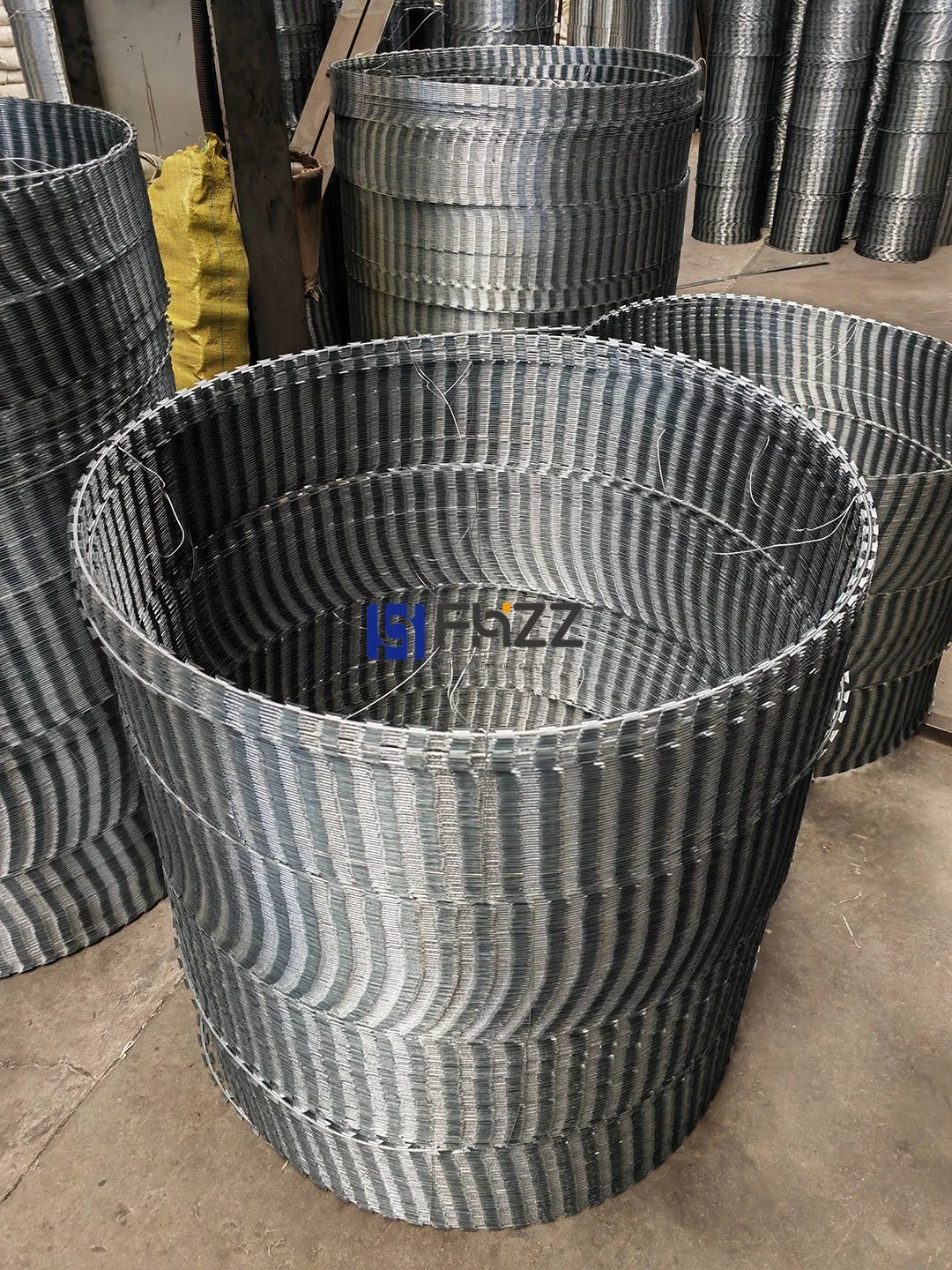 Aço galvanizado de imersão a quente BTO-22, cinzento, com diâmetro da bobina de 90 cm Arame farpado com 5 clipes cada bobina