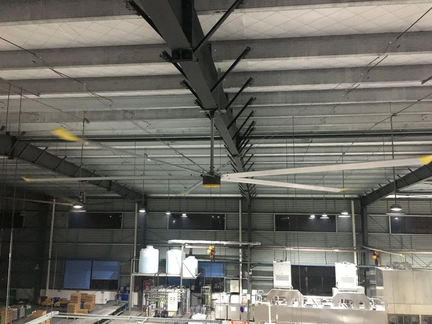 Industrial Hvls Ceiling Fans as Air Blower for Workshop Ventilation and Cooling