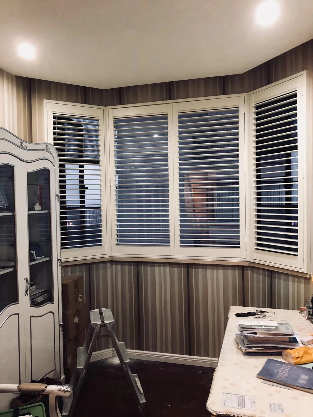 Customized Sun Shade Hinged Bay Window Plantation Shutters