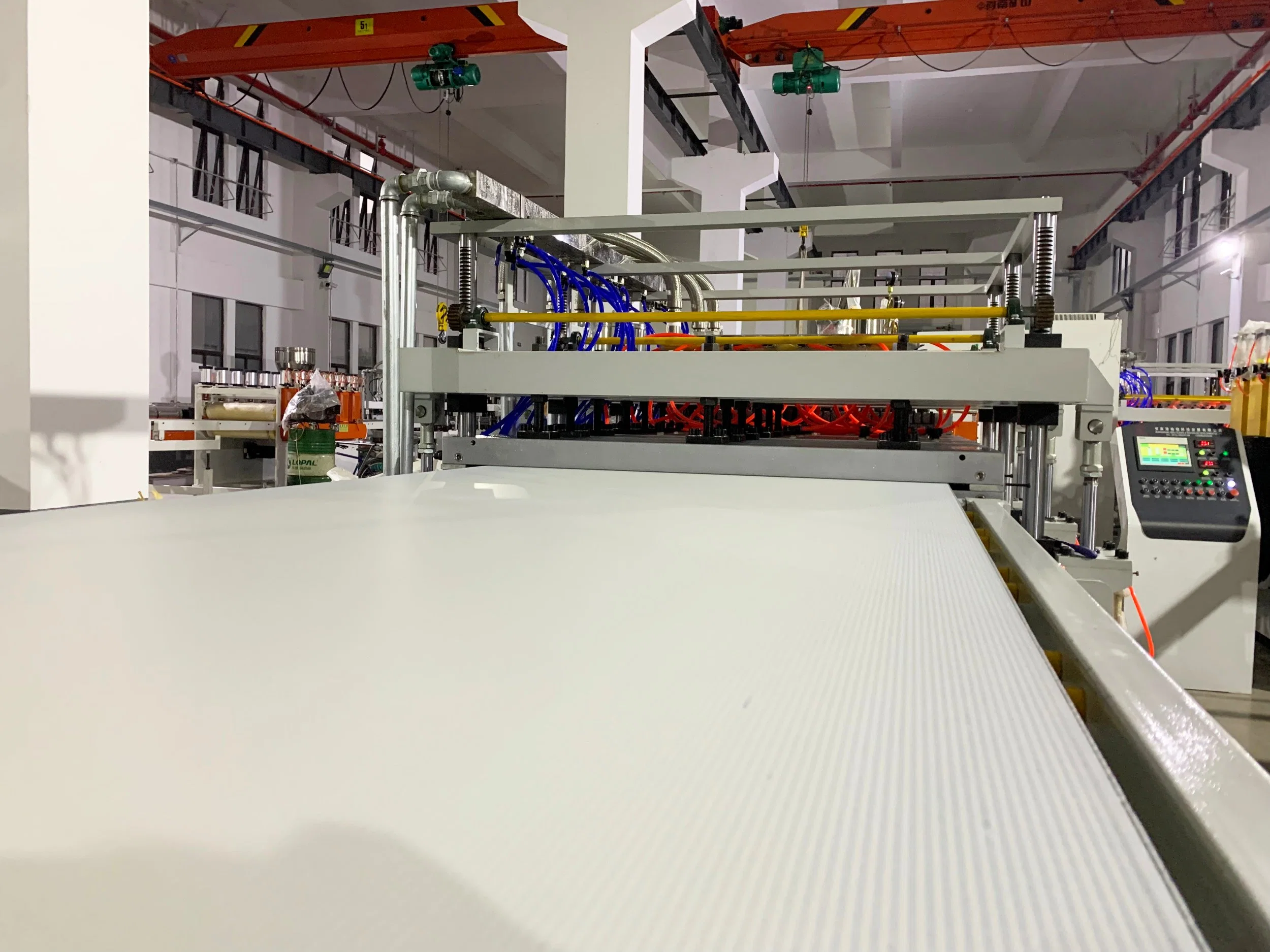 Ligne d'extrusion de gabarit de construction en plastique de panneau creux PP de 1220 mm pour coffrage de bâtiment.