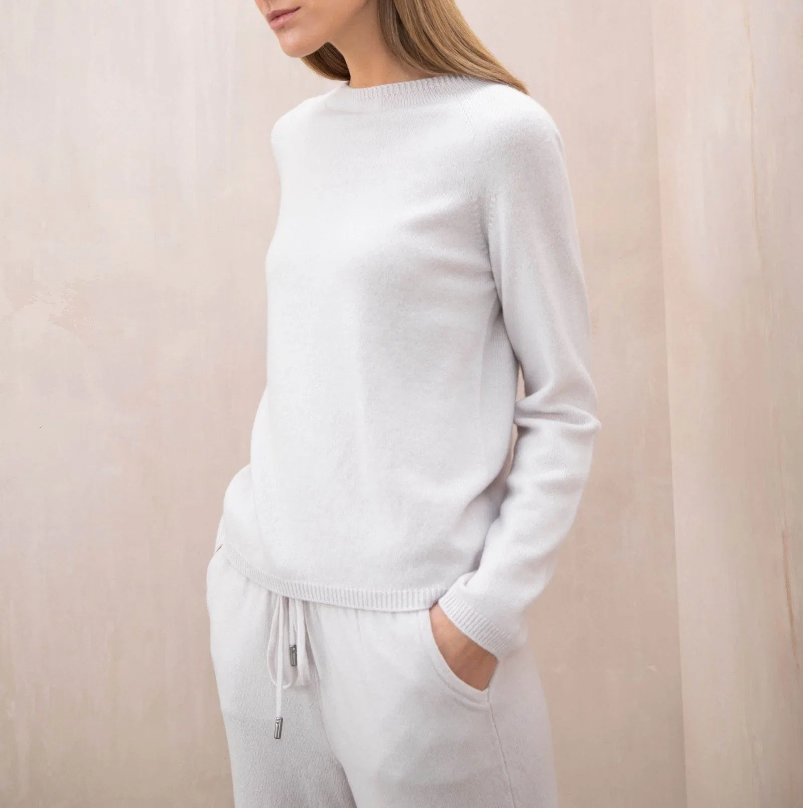 Snow- Integral Neck Cashmere Sweater with Low Rise Leisure Joggers