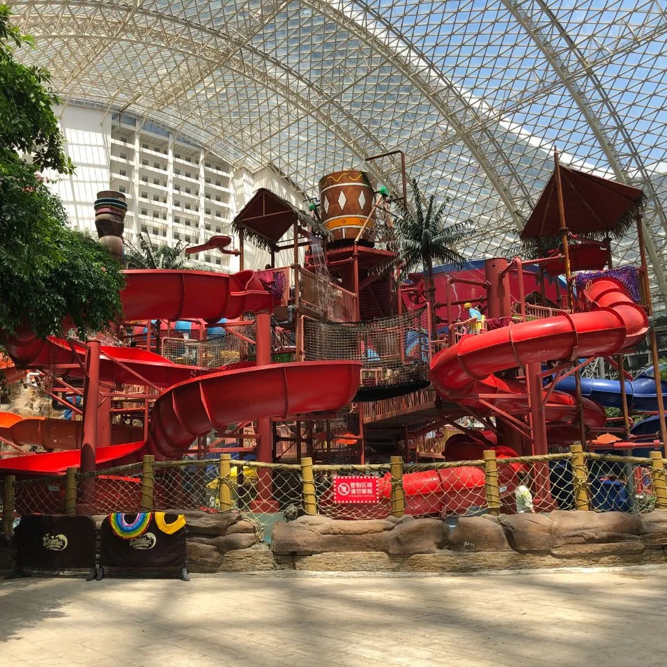 Équipement de parc aquatique commercial Toboggan en fibre de verre Piscine d'eau Maison d'eau pour enfants et adultes.