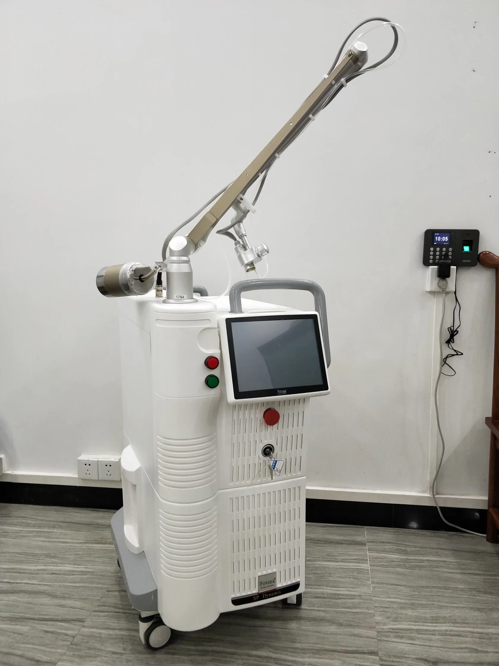 CO2 Laser Fractional Vaginal Tightening Equipment Skin Rejuvenation Scars Acne Removal Treatment Machine