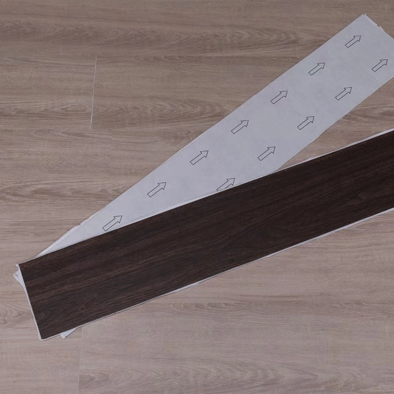 La compétitivité des prix du bois imperméable de carreaux en plastique PVC en liège naturel Lvt planche de stickers vinyle revêtement de sol