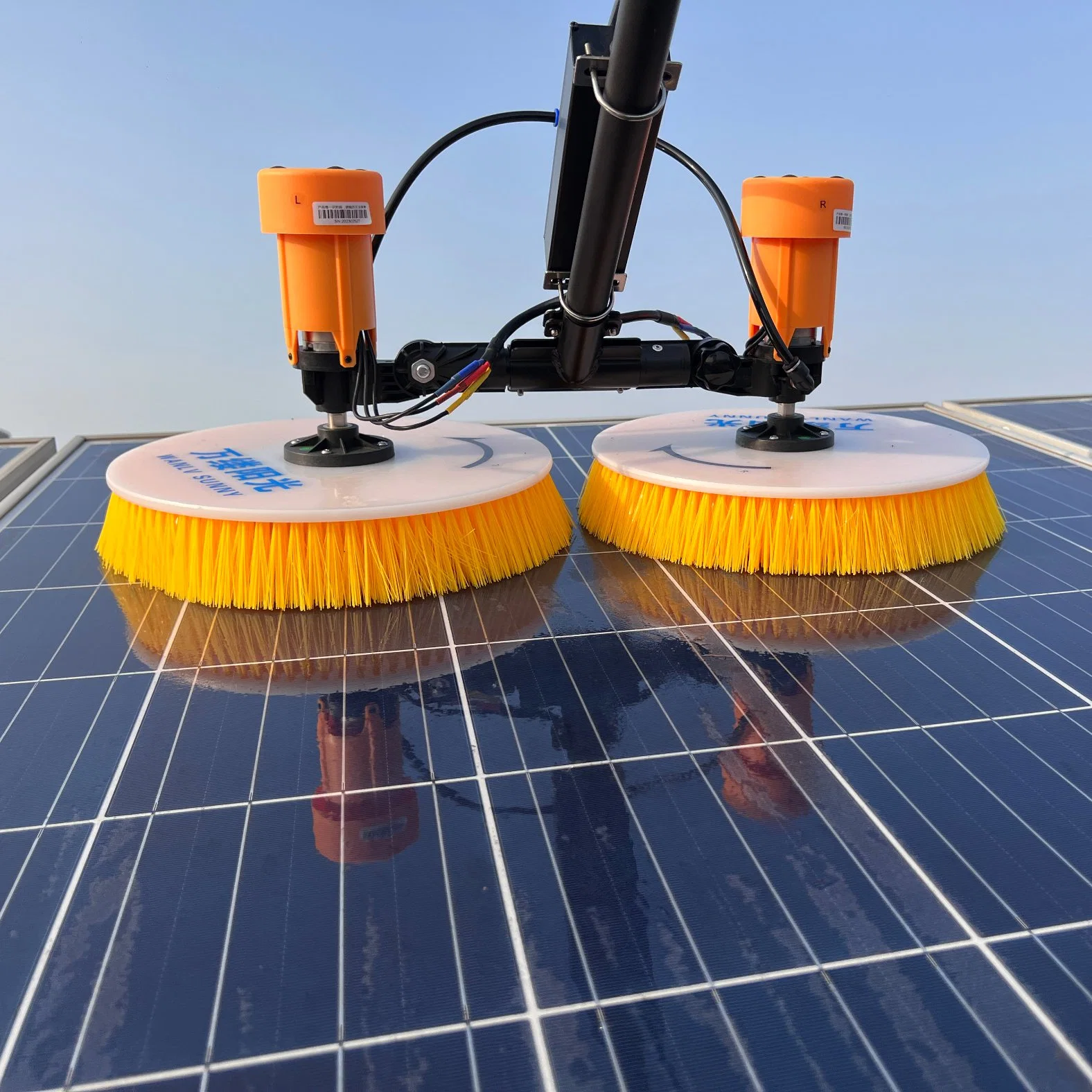 Equipamento de limpeza de painéis solares com poste telescópico em liga de alumínio de 5.5 M. Água Pólo Fed rotativa Painel Solar Limpeza escova lítio Power