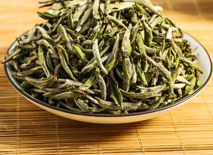 El segundo grado de cabello blanco el té de la aguja de norma orgánica