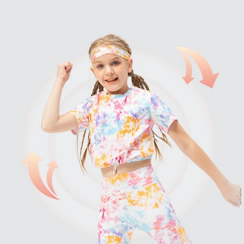 Ensembles de vêtements pour jeunes filles colorés et à motifs : haut court à manches courtes à encolure ras du cou et capris athlétiques à motif tie-dye. Tenues de sport pour enfants en deux pièces : survêtements.