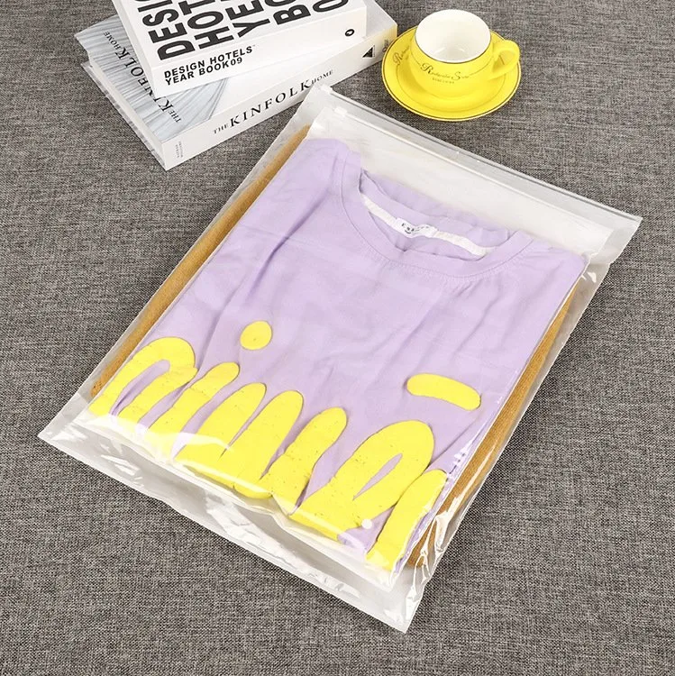 Usine personnalisée PE transparente / givrée pour vêtements T-shirt Sac en plastique à fermeture éclair.