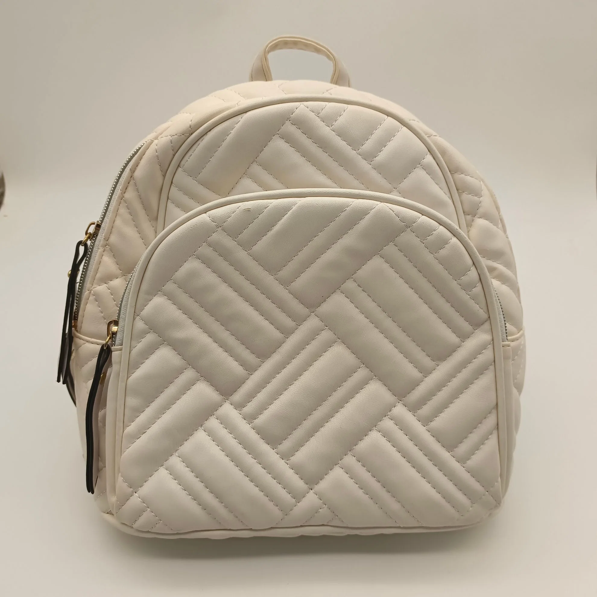 A mochila em PU cosidas com diamante semicircular bege tem várias camadas de bolsos.