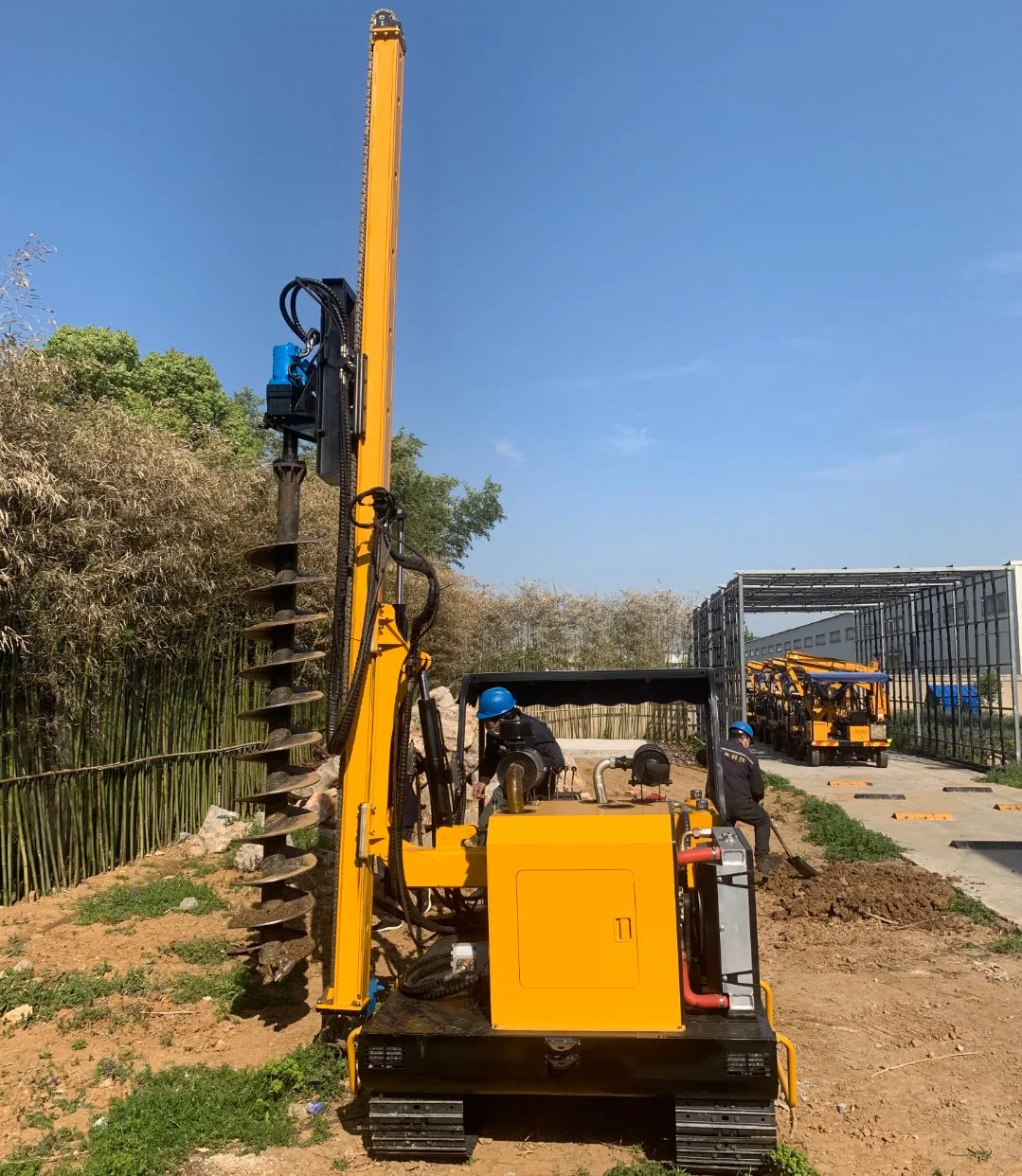 Pile Driving Machine PV Power Station Ground Drilling Solar Panel Plant Pile Ramming Machine Vibrating Pile Driver

Machine de battage de pieux Centrale solaire PV Forage au sol Usine de panneaux solaires Machine de battage de pieux par enfoncement Machine à pieux vibrants