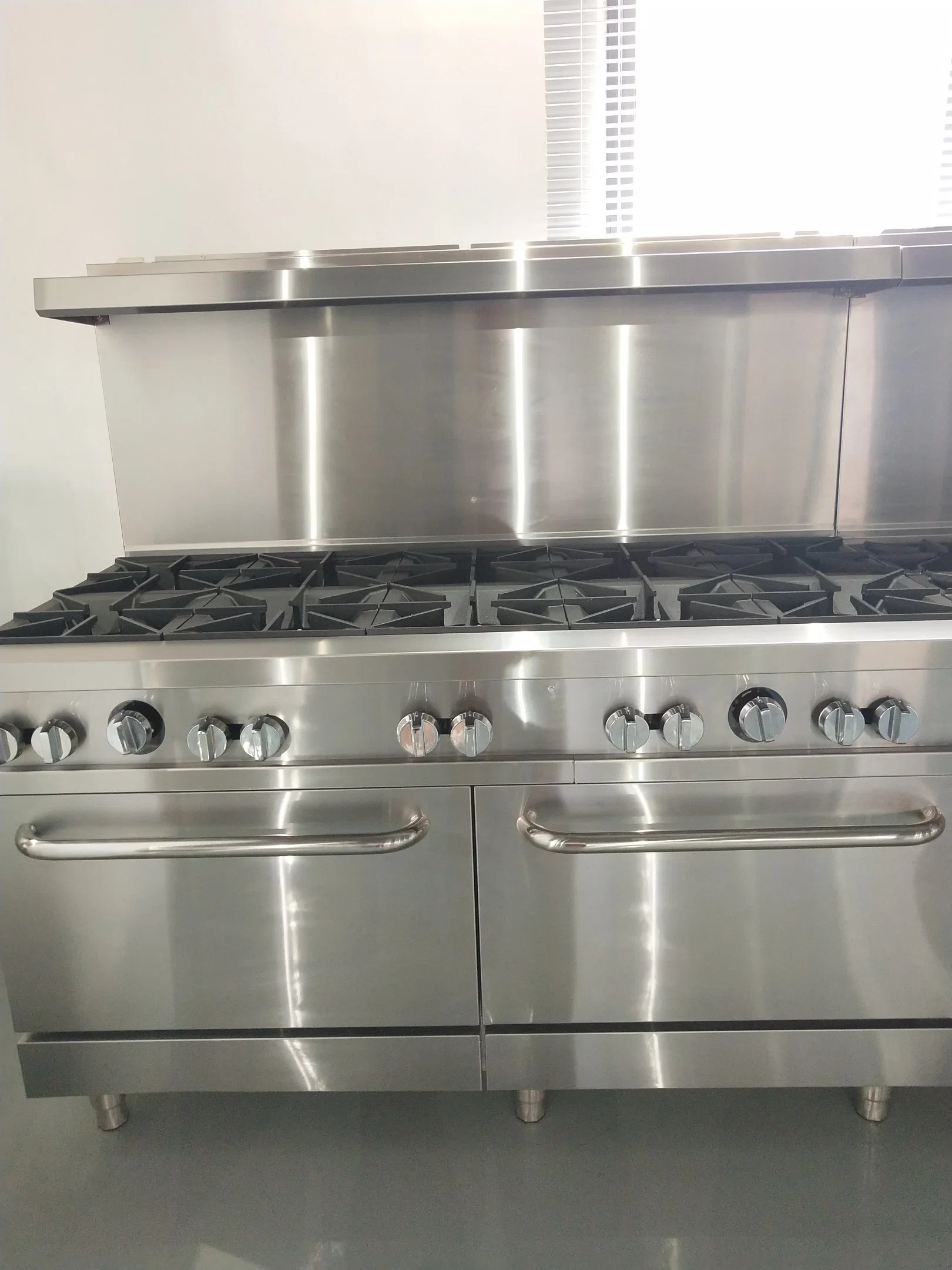 Multifuncional de uso intensivo de Cocina 6 quemadores de cocina de gas con la 24" Comal y la salamandra y el doble de horno (TCR60-GS24)