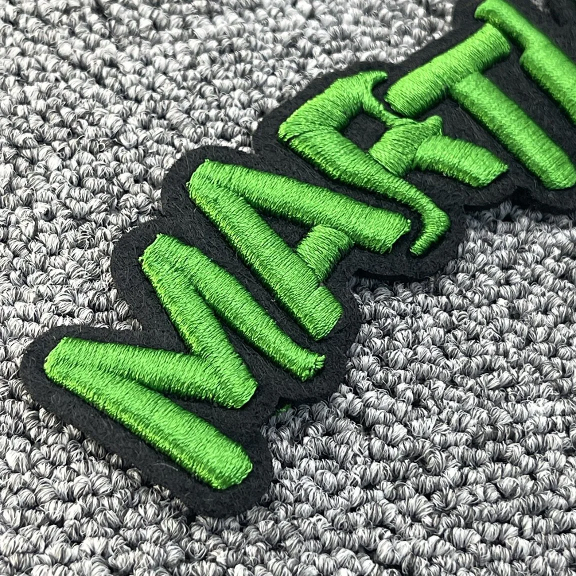 Custom 3D Puff Logo Eisen auf bestickten Brief Großhandel Custom Chenille Stickerei Aufnäher für Hut Shirt Garment