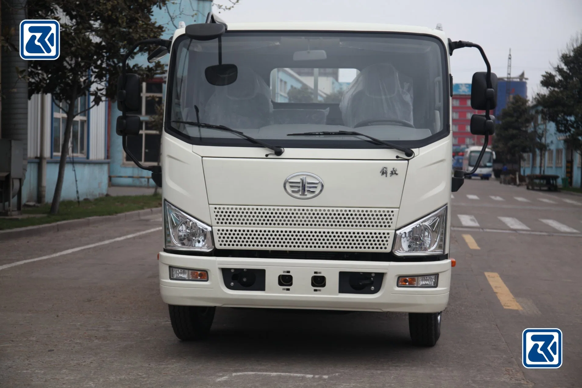 Sinotruk Shacman Dongfeng Foton Faw HOWO ثقيل 336HP 4X2 6X4 شاسيه 8X4 سعة 200 لتر مع زيت وقود كهرماني أسود خزان حمولة ديزل شاحنة ذات سعر موزع الوقود