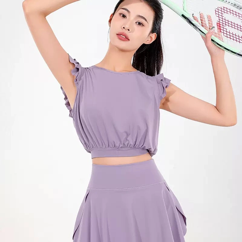 Nouveaux vêtements mignons et décontractés pour femmes, parfaits pour l'été, le tennis, la course à pied et le golf. Jupe plissée avec short intégré et haut actif à volants assorti, le tout personnalisable avec votre logo.