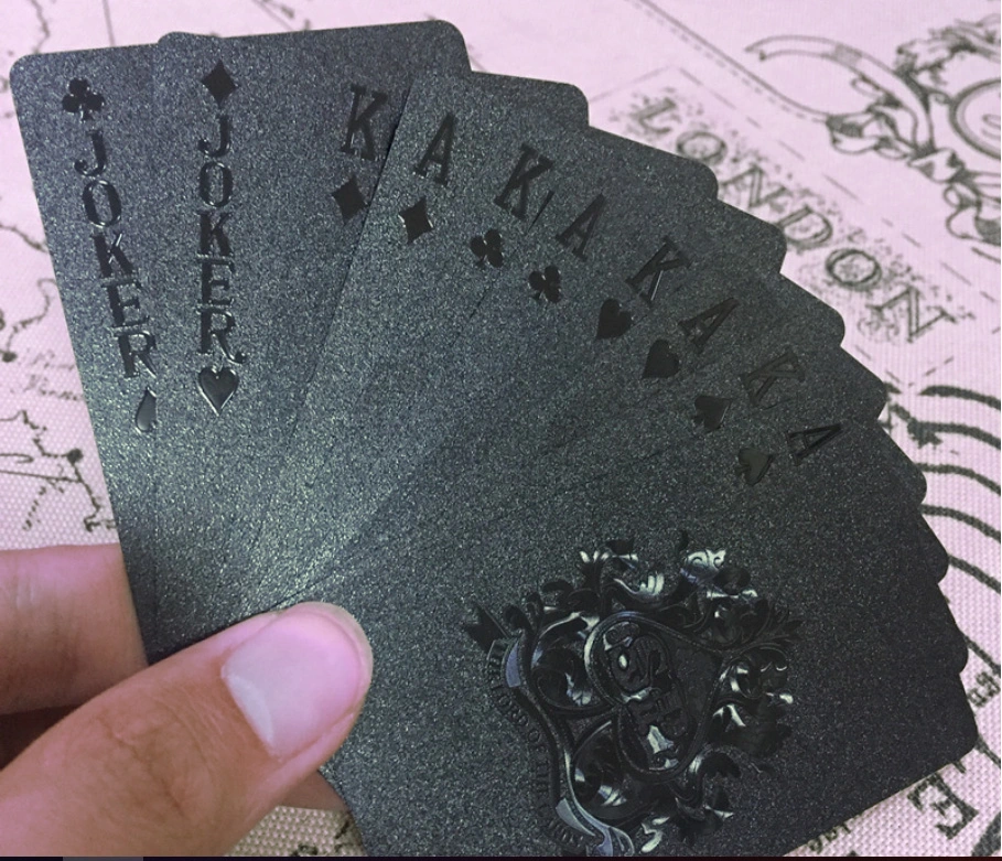 Échantillon gratuit Custom 54pcs Deck refroidir en carton noir Fleuret Shinny gaufrage Cartes à jouer Jeu de Carte Adulte