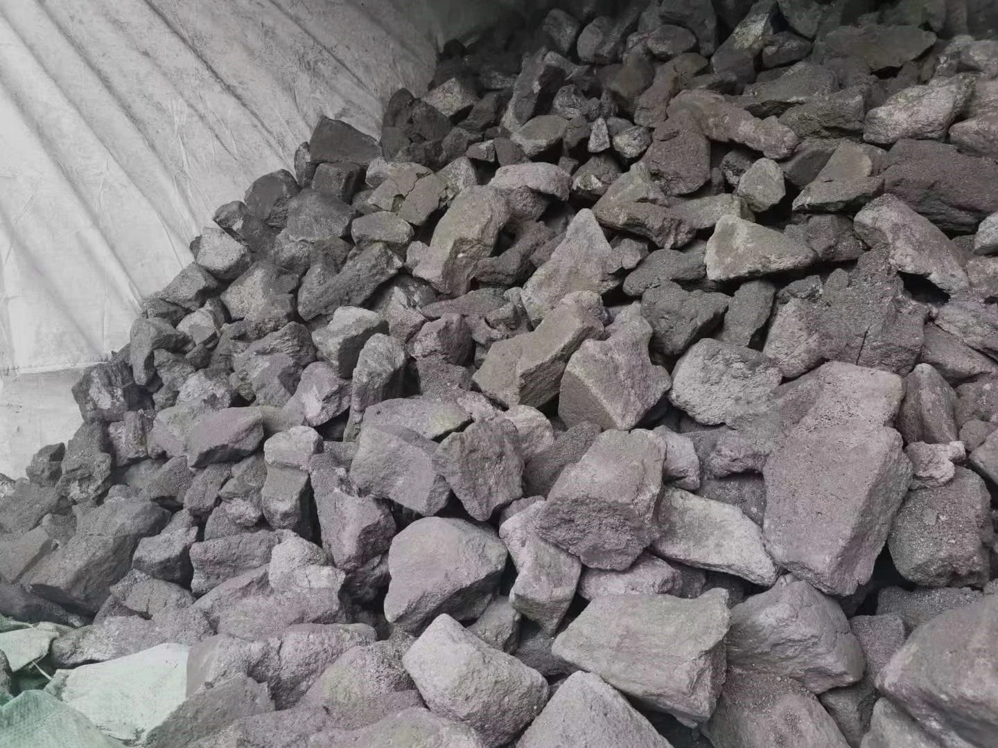 Hot Sale Graphite Petroleum Coke Metallurgical Coke for Steel Making Foundry Size 25-90mm