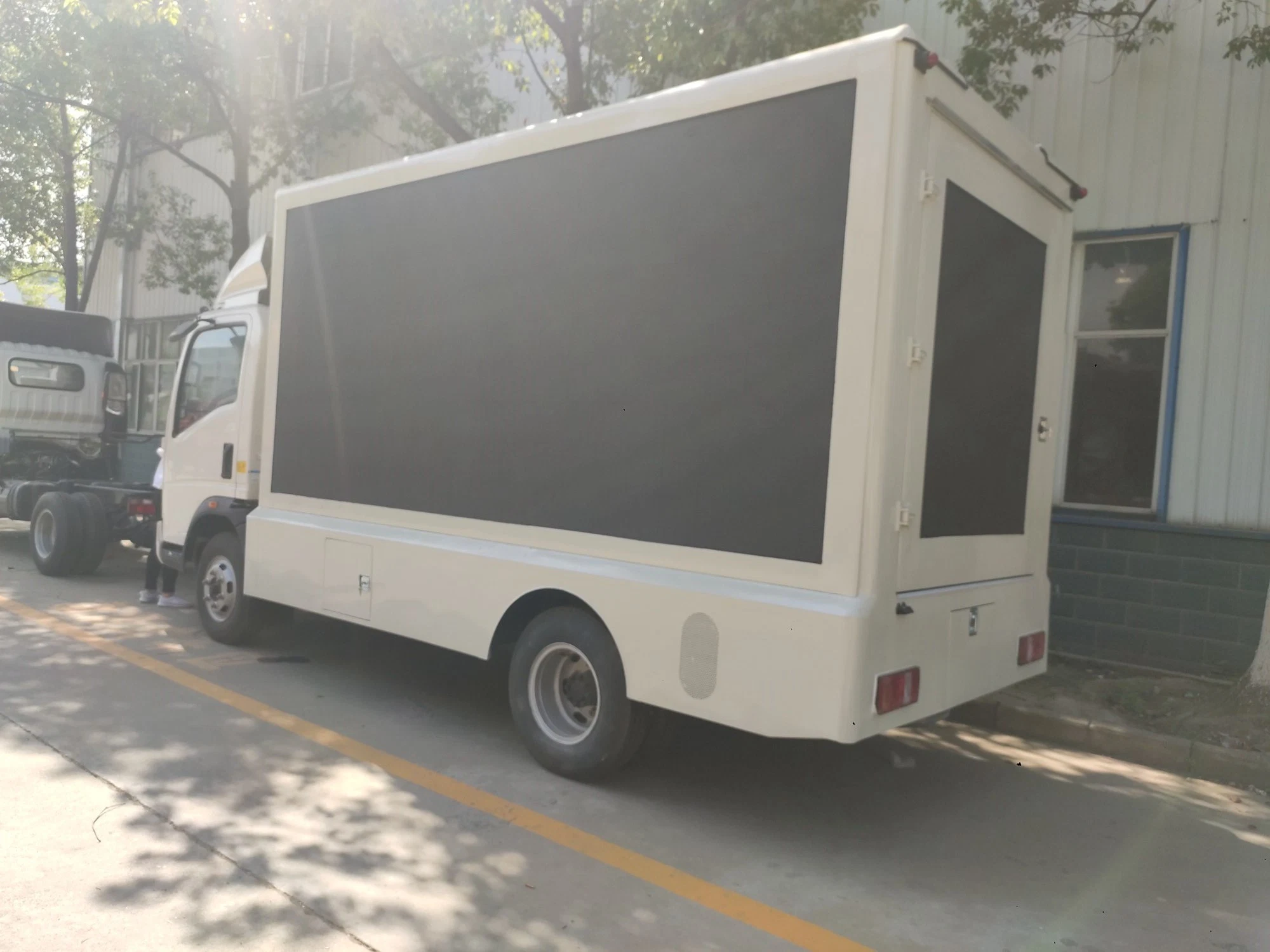 HOWO 4*2 Mobile LED Screen Truck Billboard Display for Outdoor Road Advertising