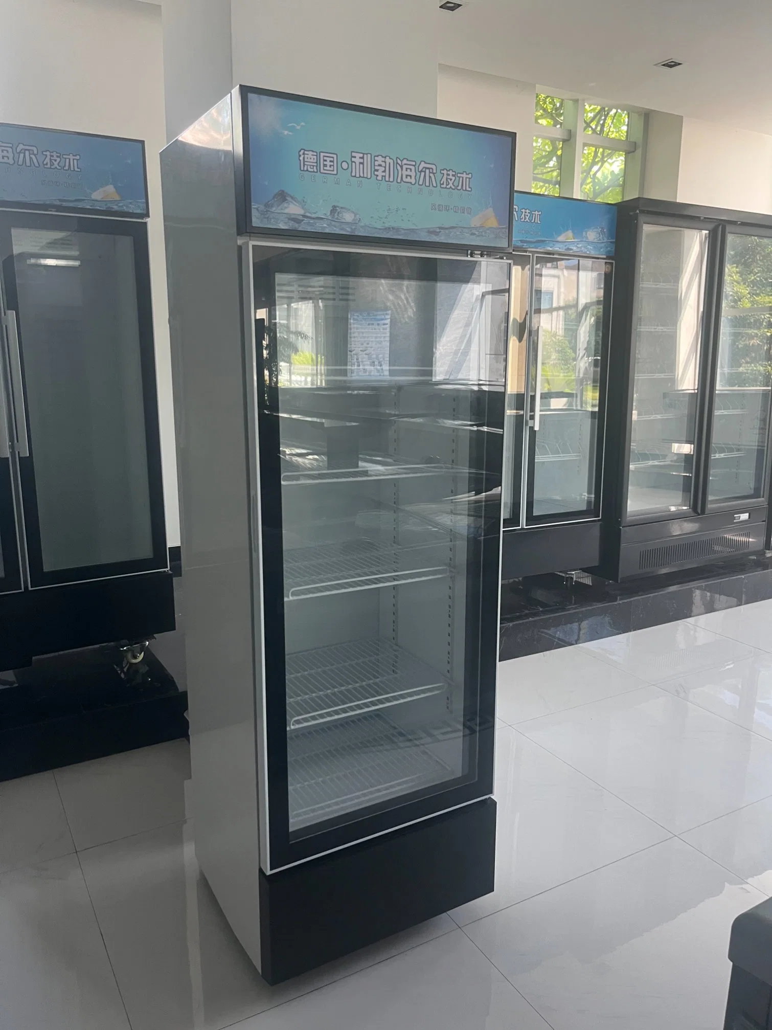 Hot Selling Vertical Refrigerated Display Cabinet Display Screen Refrigerator on Wheel with Glass Door Upright Display Cooler