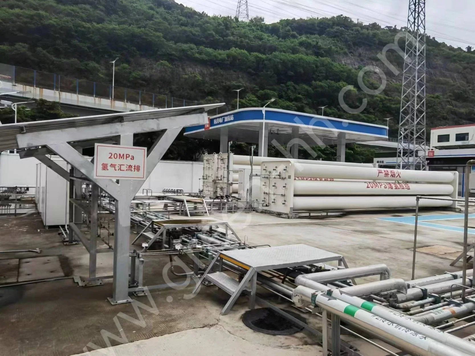 El reabastecimiento de combustible de hidrógeno de la estación central de carga de vehículos de pila de combustible de hidrógeno el llenado de la estación de llenado