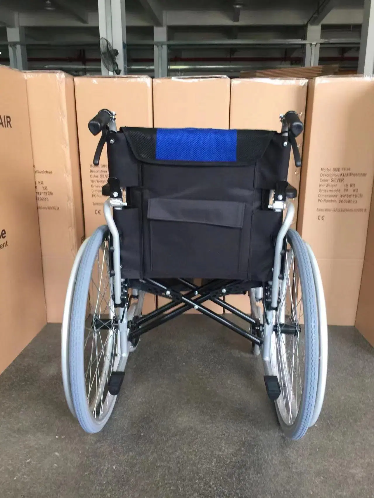 Léger et pliable, fauteuils roulants de transport en fauteuil roulant pour les adultes avec repose-pieds rabattable