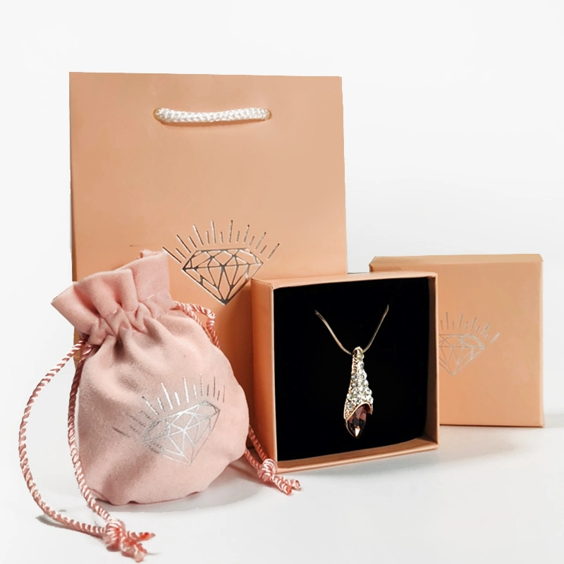 Vente en gros de cadeaux de luxe écologiques roses pour collier, bague, personnalisés avec logo, emballage en velours suédé et sac d'affichage, pochette à bijoux et boîte