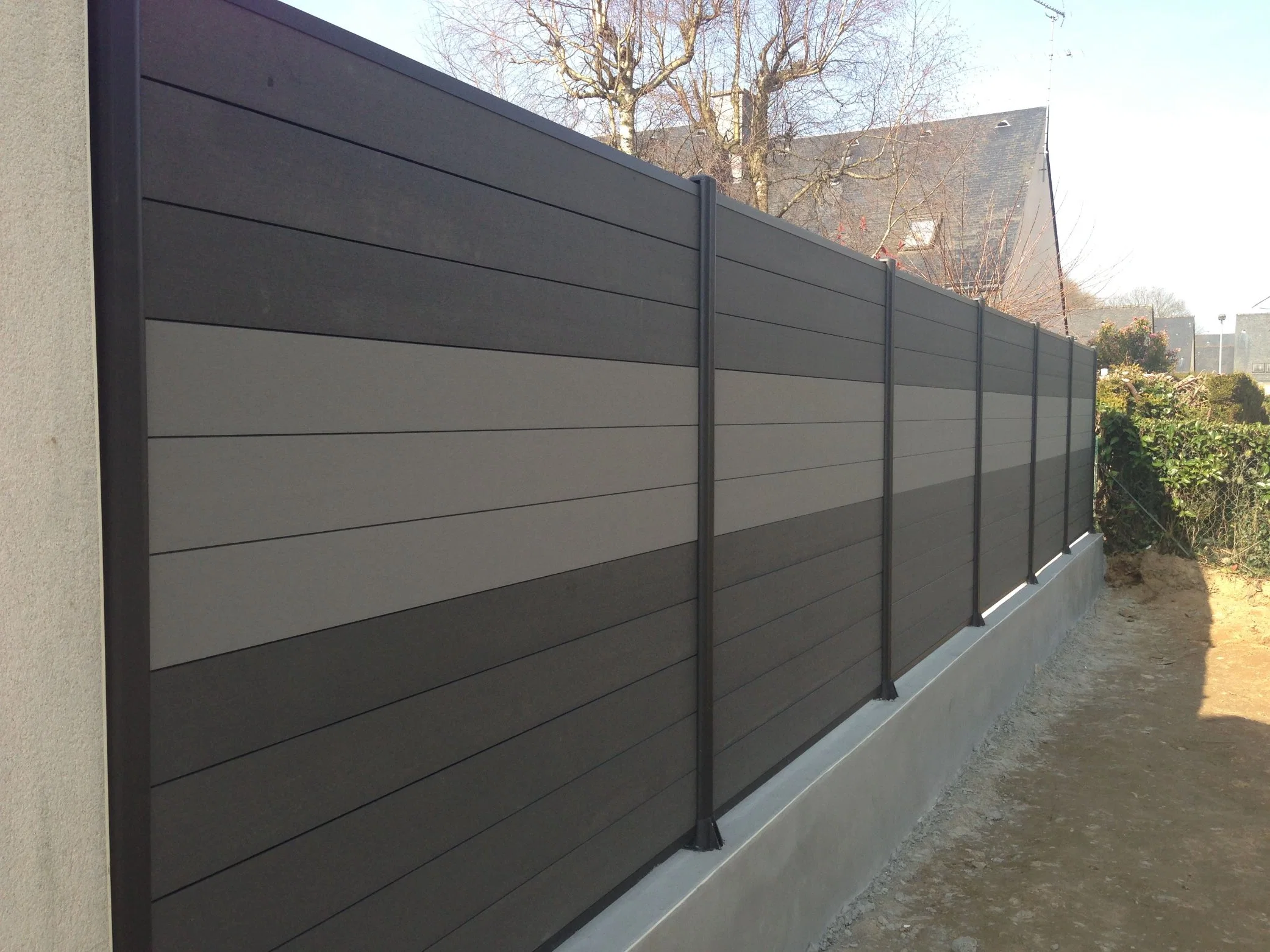 Le design moderne du treillis de clôture permet de passer la lumière et l'air Par le biais de Free Standing House Privacy Fence Panels