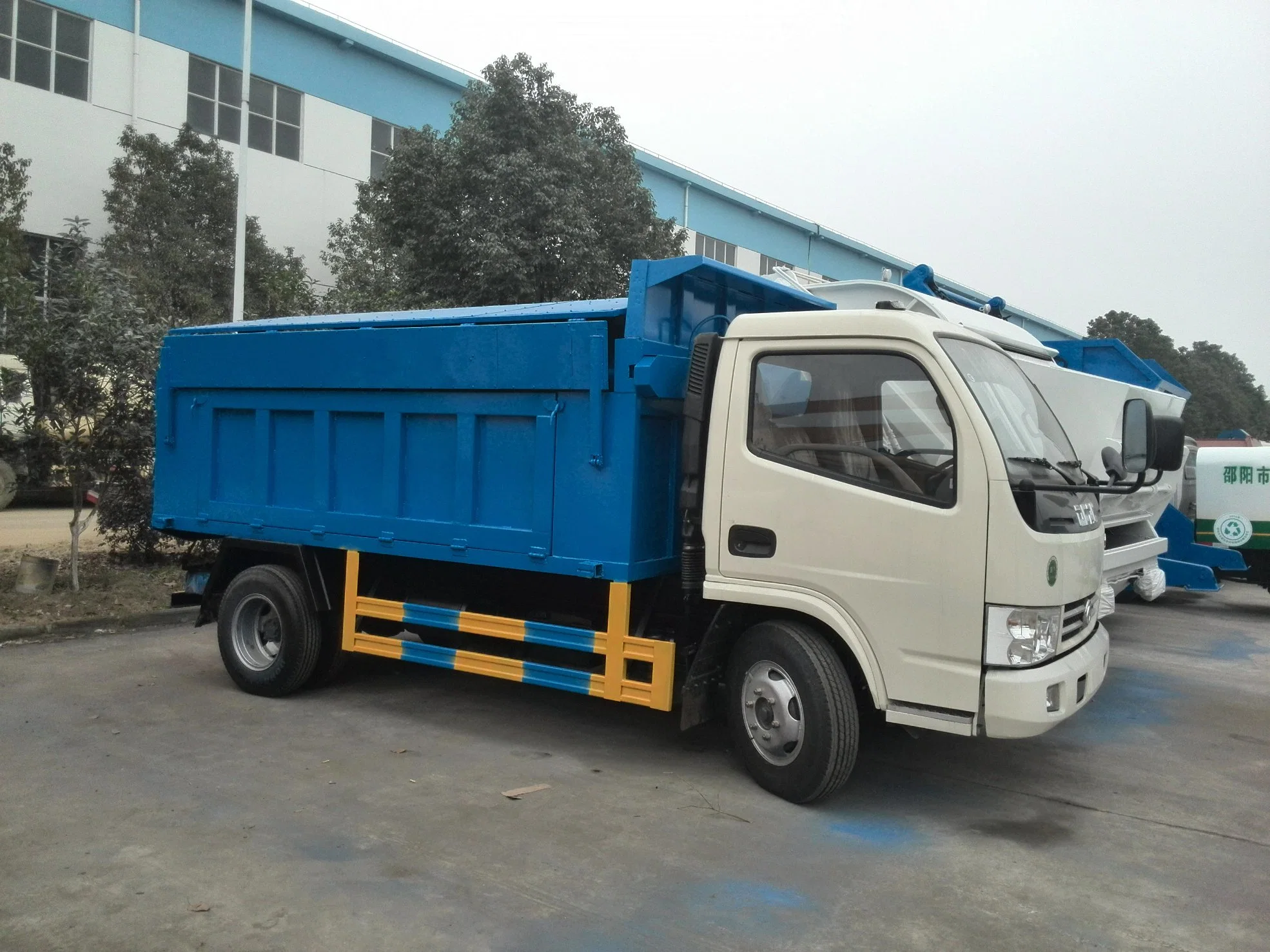 Dongfeng 3t 4t 5t 4X2 camião de descarga de lixo com cobertura Camião basculante selado Reciclagem camião de lixo basculante