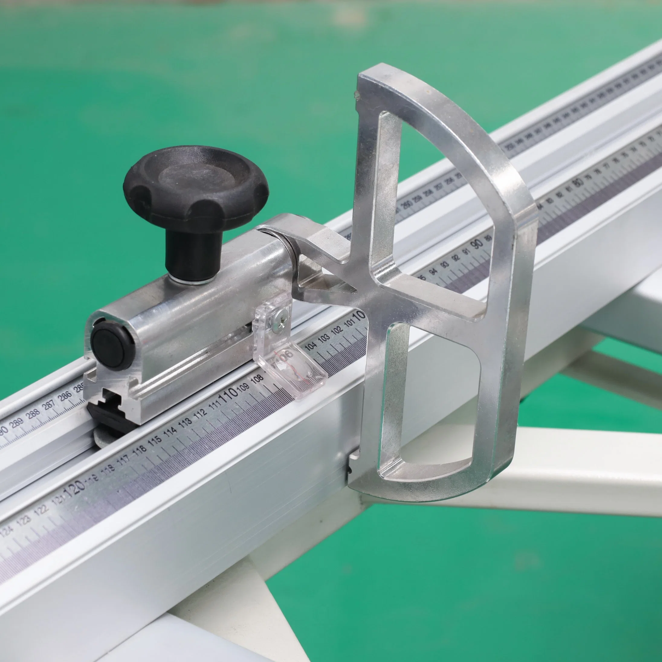 China Woodworking Machinery 0-45 Degrees Sliding Table Panel Saw with CE Certification