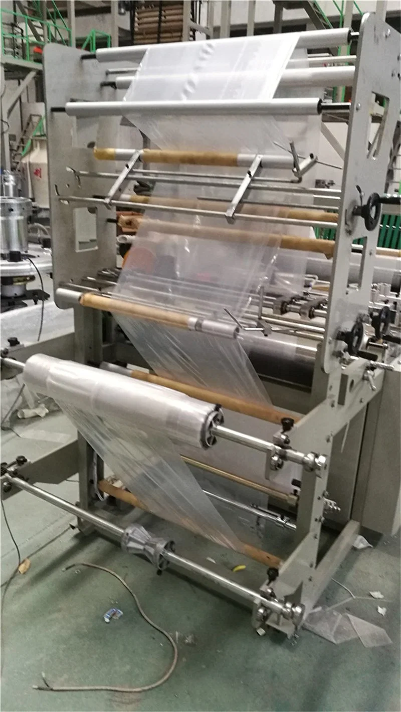 Máquina de corte térmico controlada por computador BOPP para fabricação de sacolas para embalagens plásticas.
