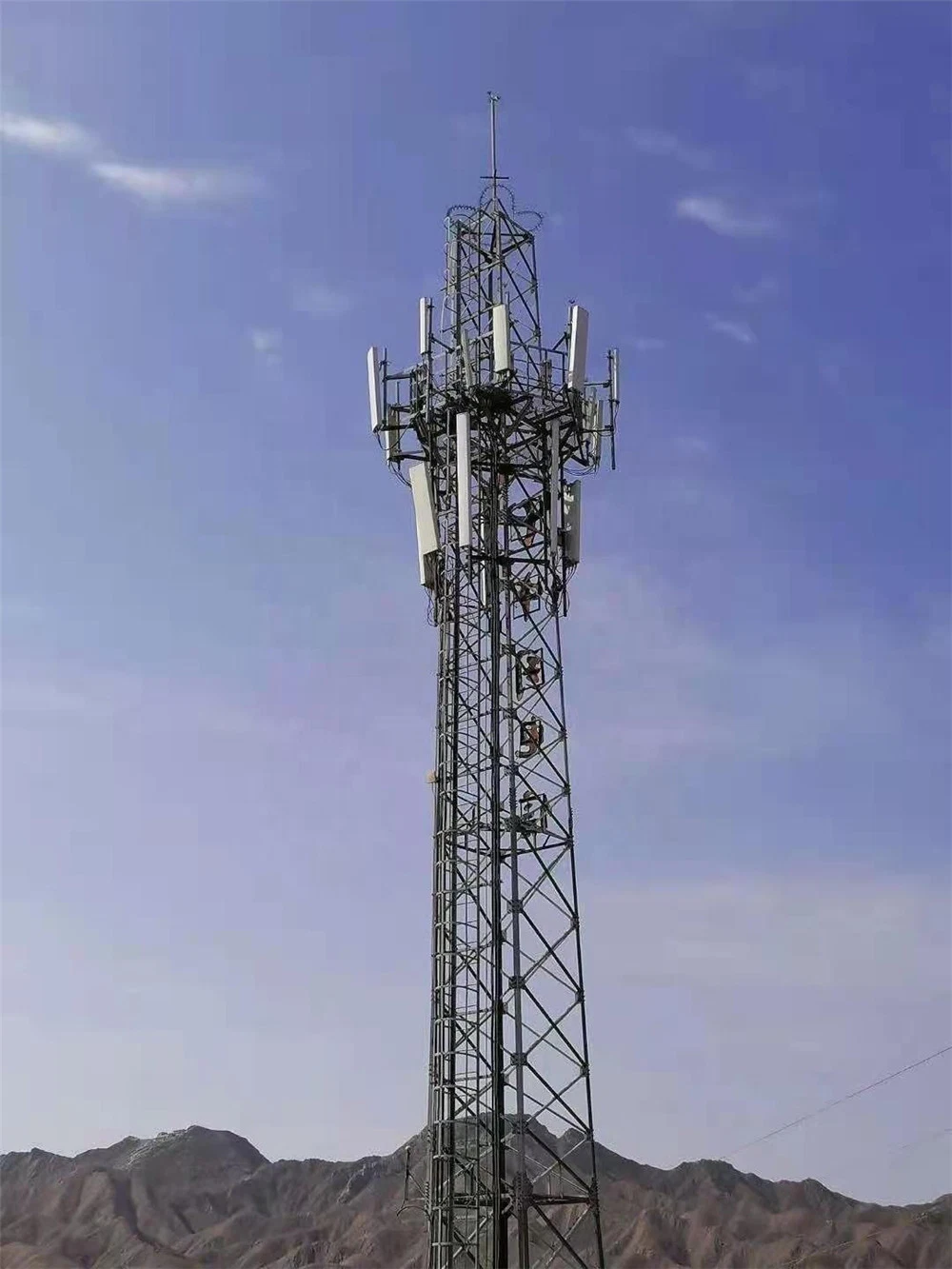 Torre de aço com retículo de aço com suporte automático e ângulo de telecomunicações de 90 m.