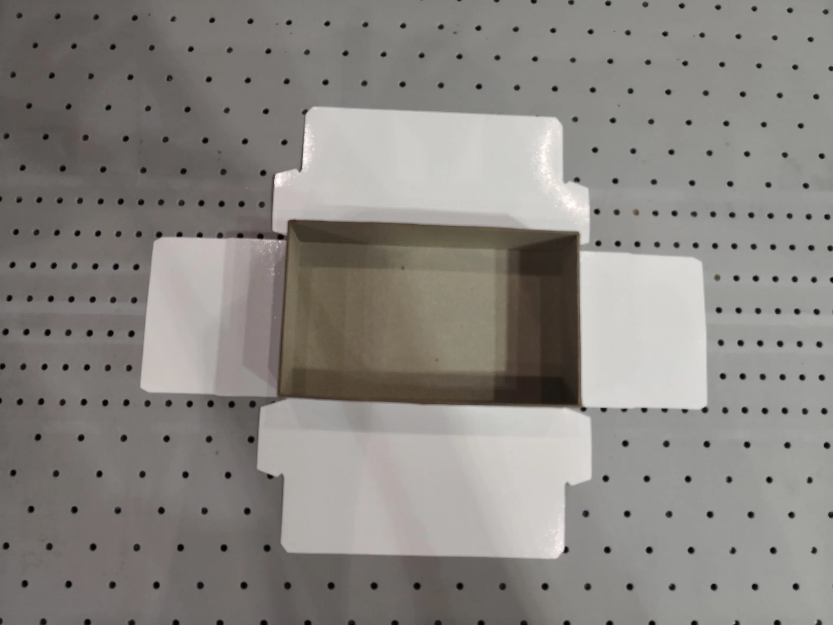Pode se conectar com quatro lados da máquina de embalagem para tornar a tampa do disco rígido.