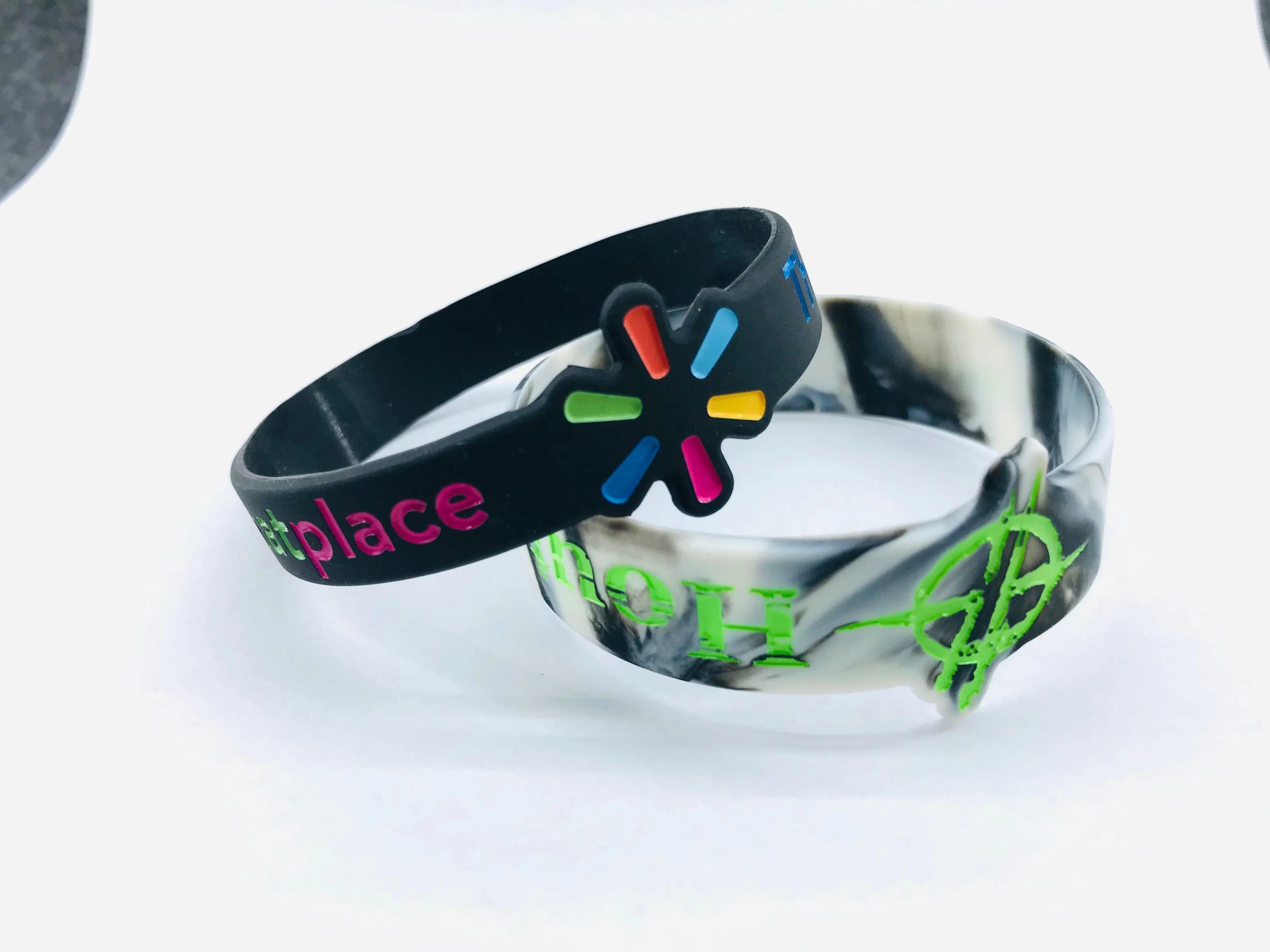 Diseño personalizado con relieve Serigrafiada pulsera de silicona