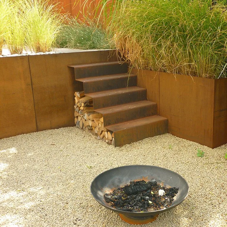 Escaliers d'aménagement paysager, conception de jardin, mur de soutènement en acier Corten.