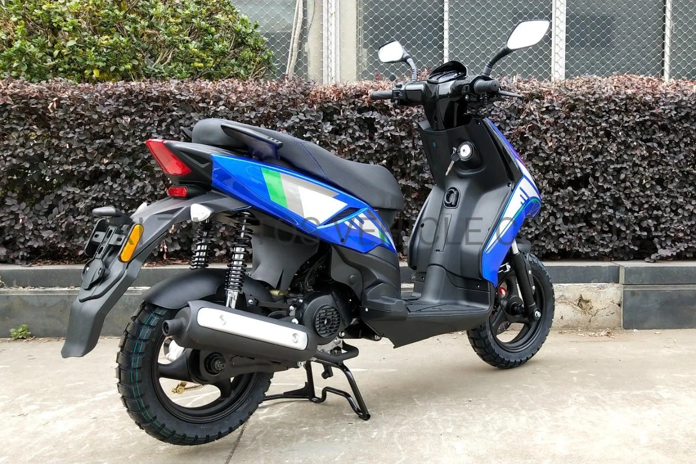 10 Inch Wheel Scooter Is Equipped with 50cc-150cc Gasoline Engines