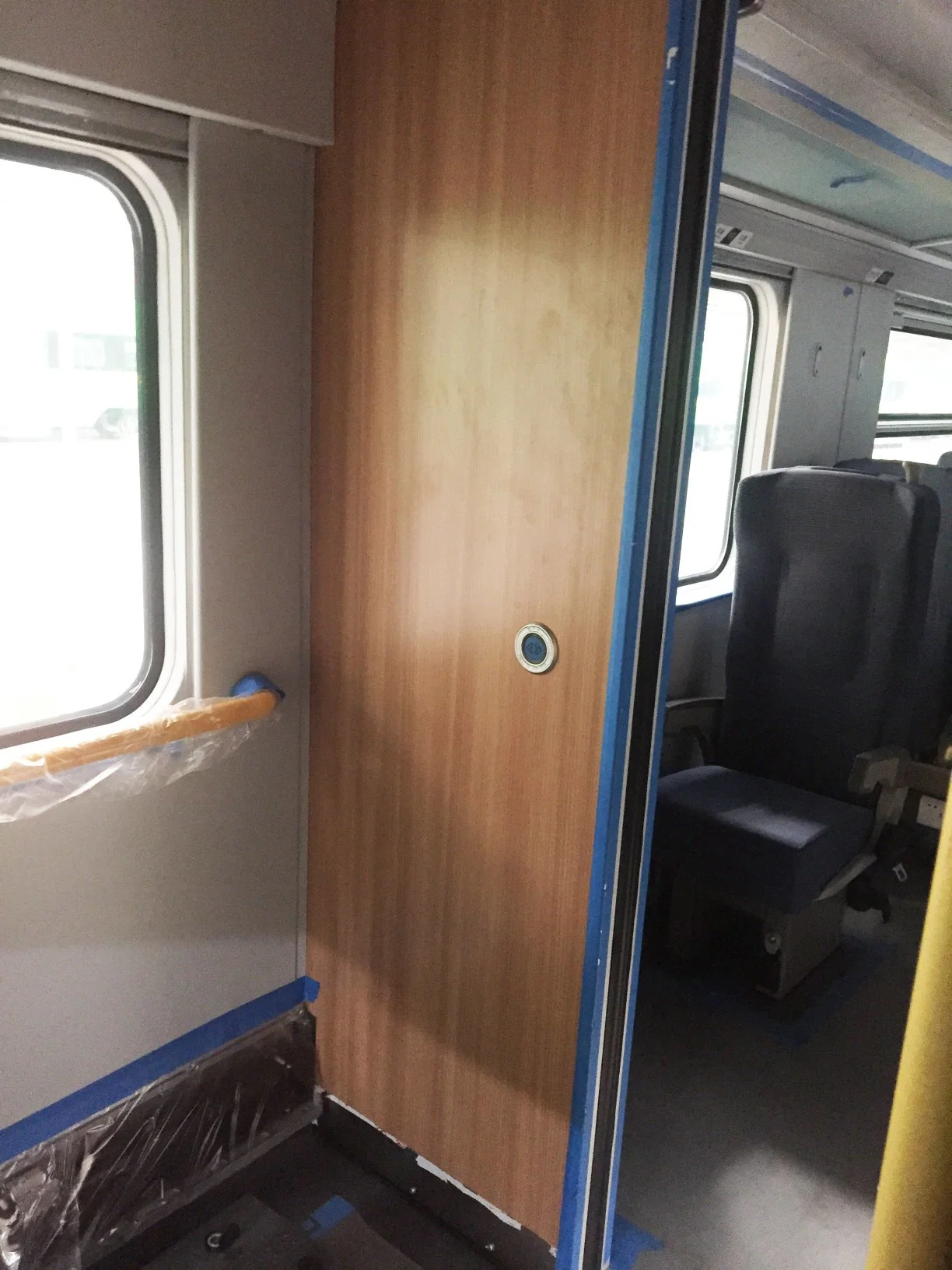 Armario de pared de madera contrachapada con accesorios instalación en el ferrocarril, tren, Bullet